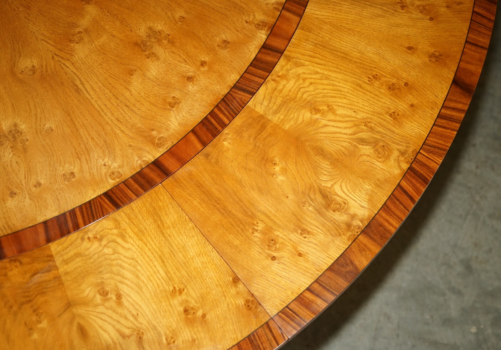 BRAND-NEW-BURR-BURL-OAK-EXTENDING-JUPE-ROUND-DINING-TABLES-SEATS-6-10-PEOPLE-205810180440-23