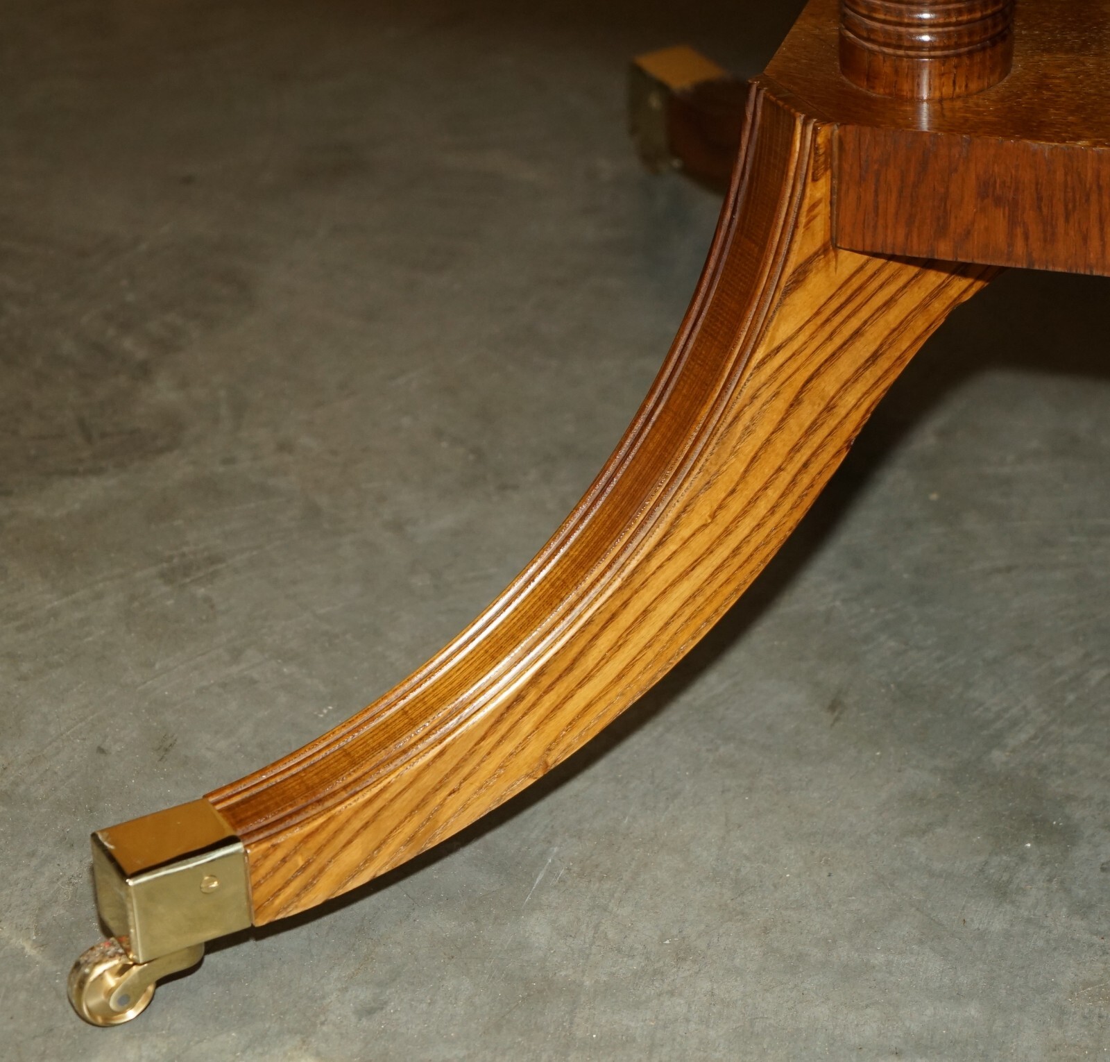 BRAND-NEW-BURR-BURL-OAK-EXTENDING-JUPE-ROUND-DINING-TABLES-SEATS-6-10-PEOPLE-205810180440-4