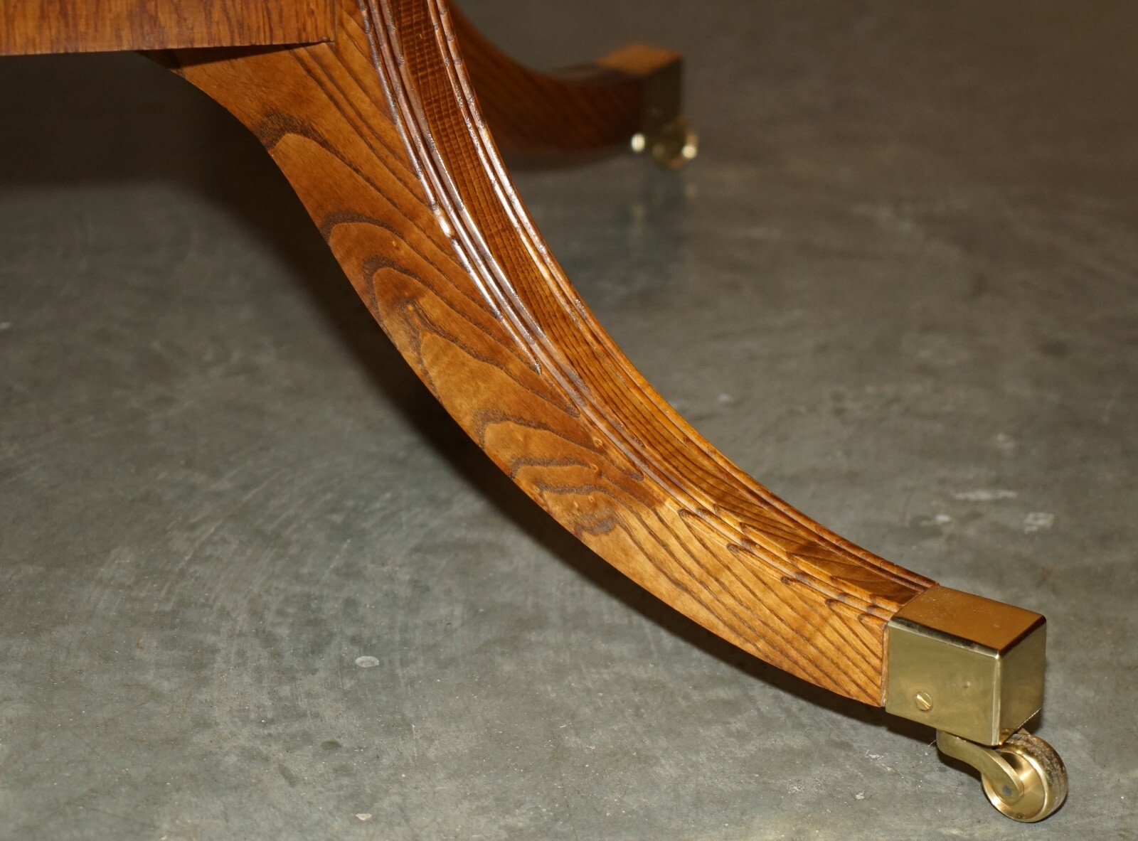 BRAND-NEW-BURR-BURL-OAK-EXTENDING-JUPE-ROUND-DINING-TABLES-SEATS-6-10-PEOPLE-205810180440-5