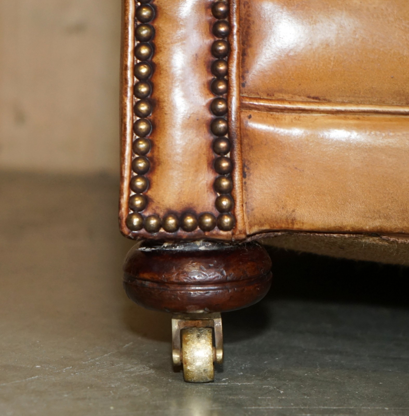 COMFORTABLE-PAIR-OF-ANTIQUE-CHESTERFIELD-VICTORIAN-BROWN-LEATHER-CLUB-ARMCHAIRS-187688585870-10