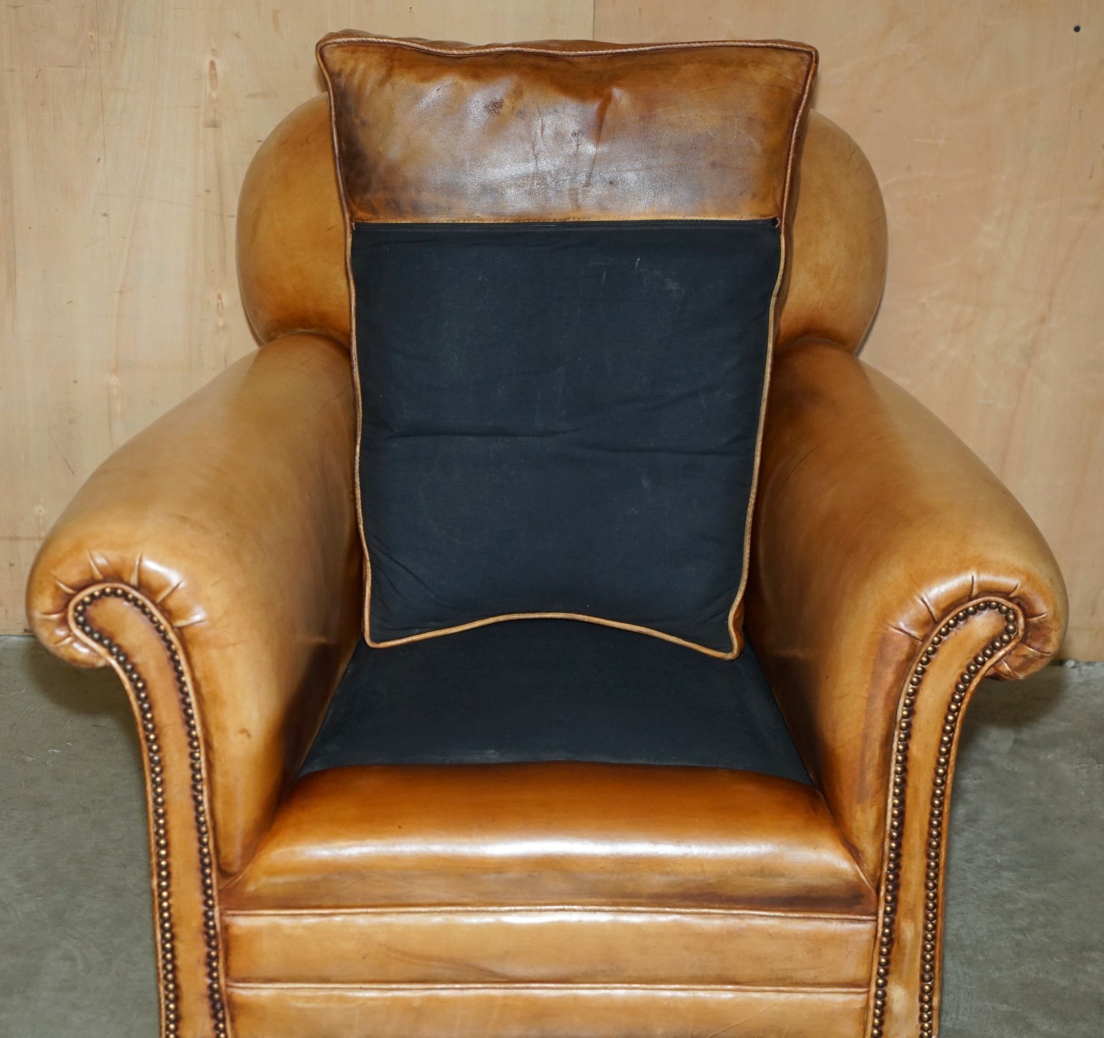 COMFORTABLE-PAIR-OF-ANTIQUE-CHESTERFIELD-VICTORIAN-BROWN-LEATHER-CLUB-ARMCHAIRS-187688585870-11
