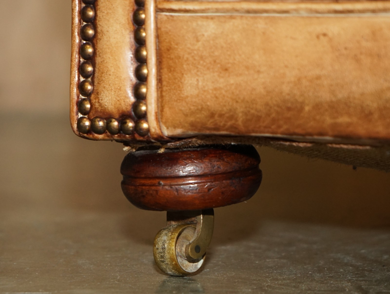 COMFORTABLE-PAIR-OF-ANTIQUE-CHESTERFIELD-VICTORIAN-BROWN-LEATHER-CLUB-ARMCHAIRS-187688585870-22