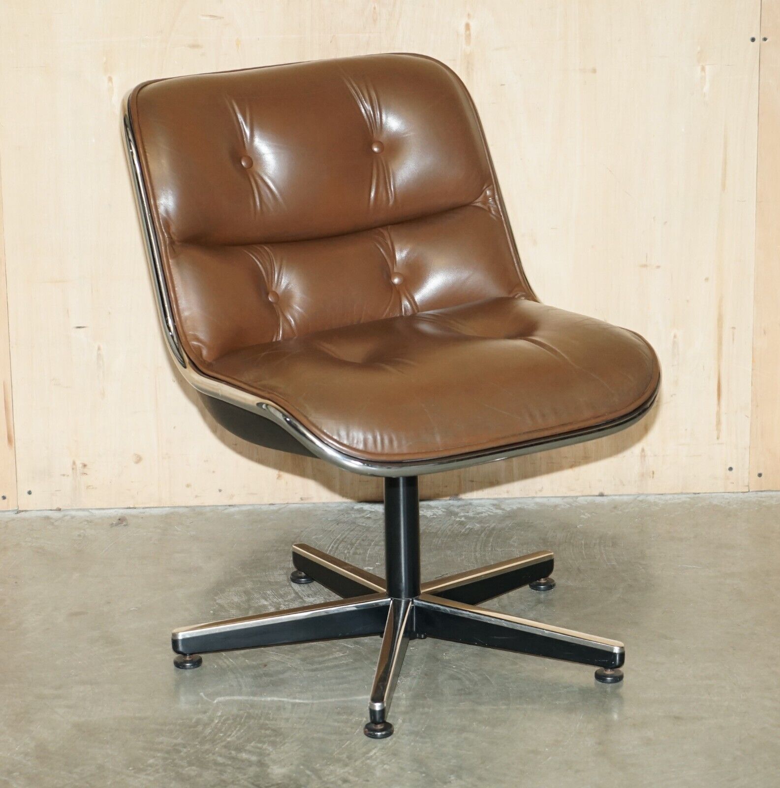 VINTAGE UNIQUE CHARLES POLLOCK FOR KNOLL BROWN LEATHER OFFICE ARMCHAIR