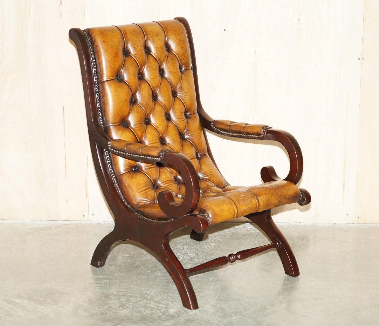 FINE VINTAGE CIRCA 1950'S CHESTERFIELD HAND DYED BROWN LEATHER LIBRARY ARMCHAIR