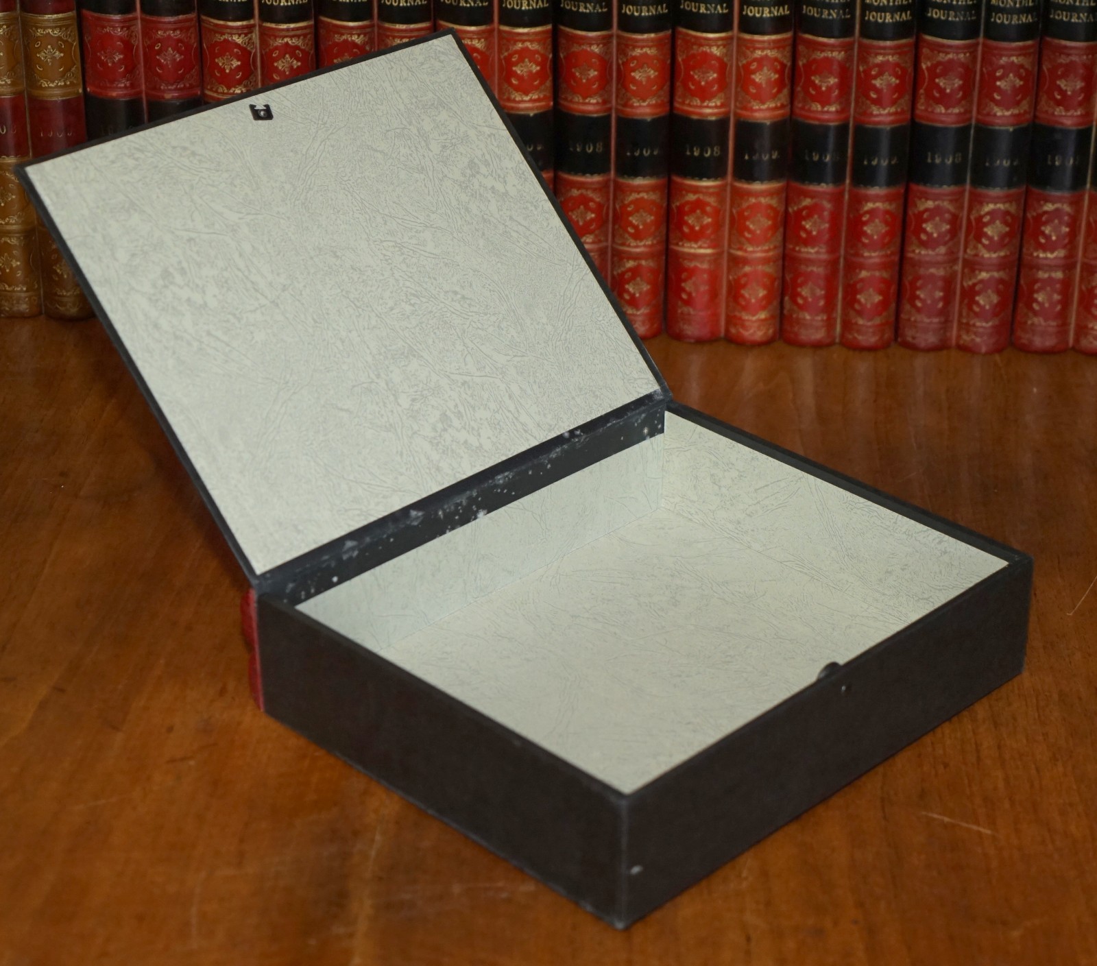 HUGE-SELECTION-OF-37-LEATHER-A4-VINTAGE-STORAGE-BOX-FILES-WITH-FAUX-BOOK-FRONTS-177368926741-17