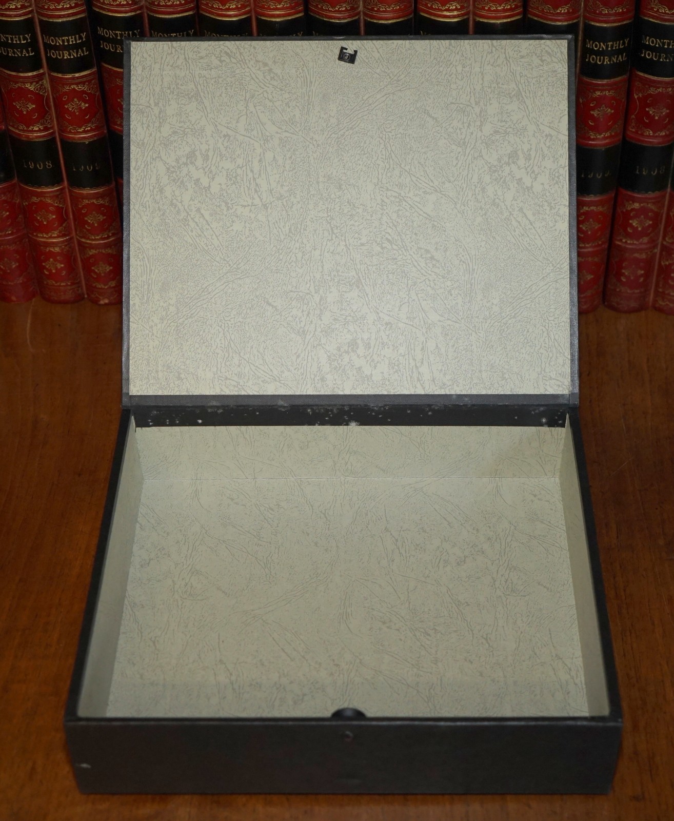 HUGE-SELECTION-OF-37-LEATHER-A4-VINTAGE-STORAGE-BOX-FILES-WITH-FAUX-BOOK-FRONTS-177368926741-18