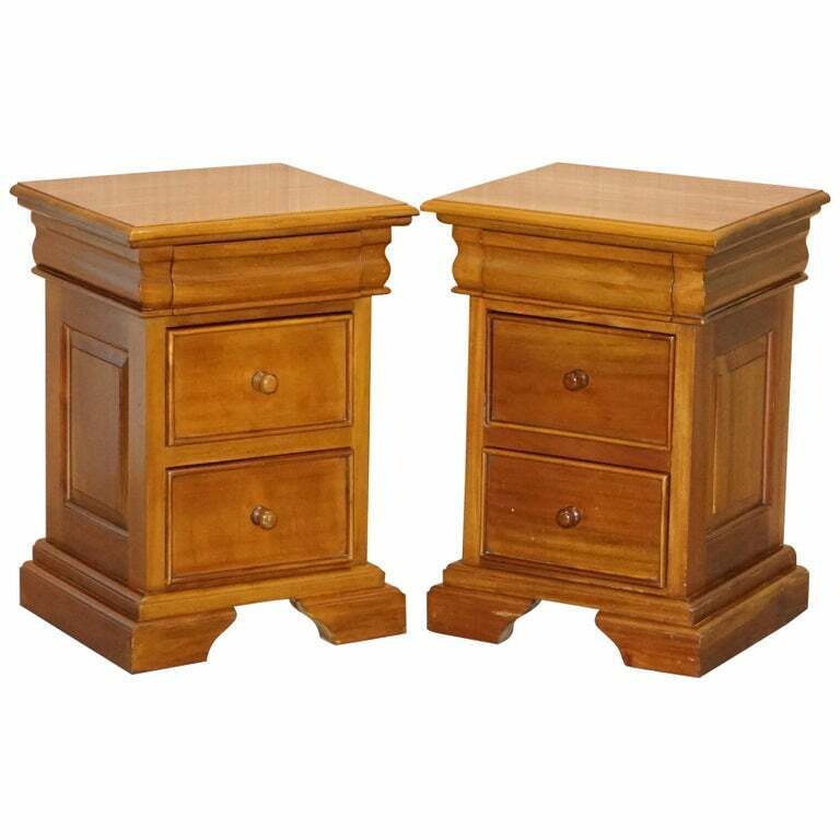 MATCHING PAIR OF LIGHT MAHOGANY BEDSIDE TABLE CHESTS OF DRAWERS PART OF A SUITE