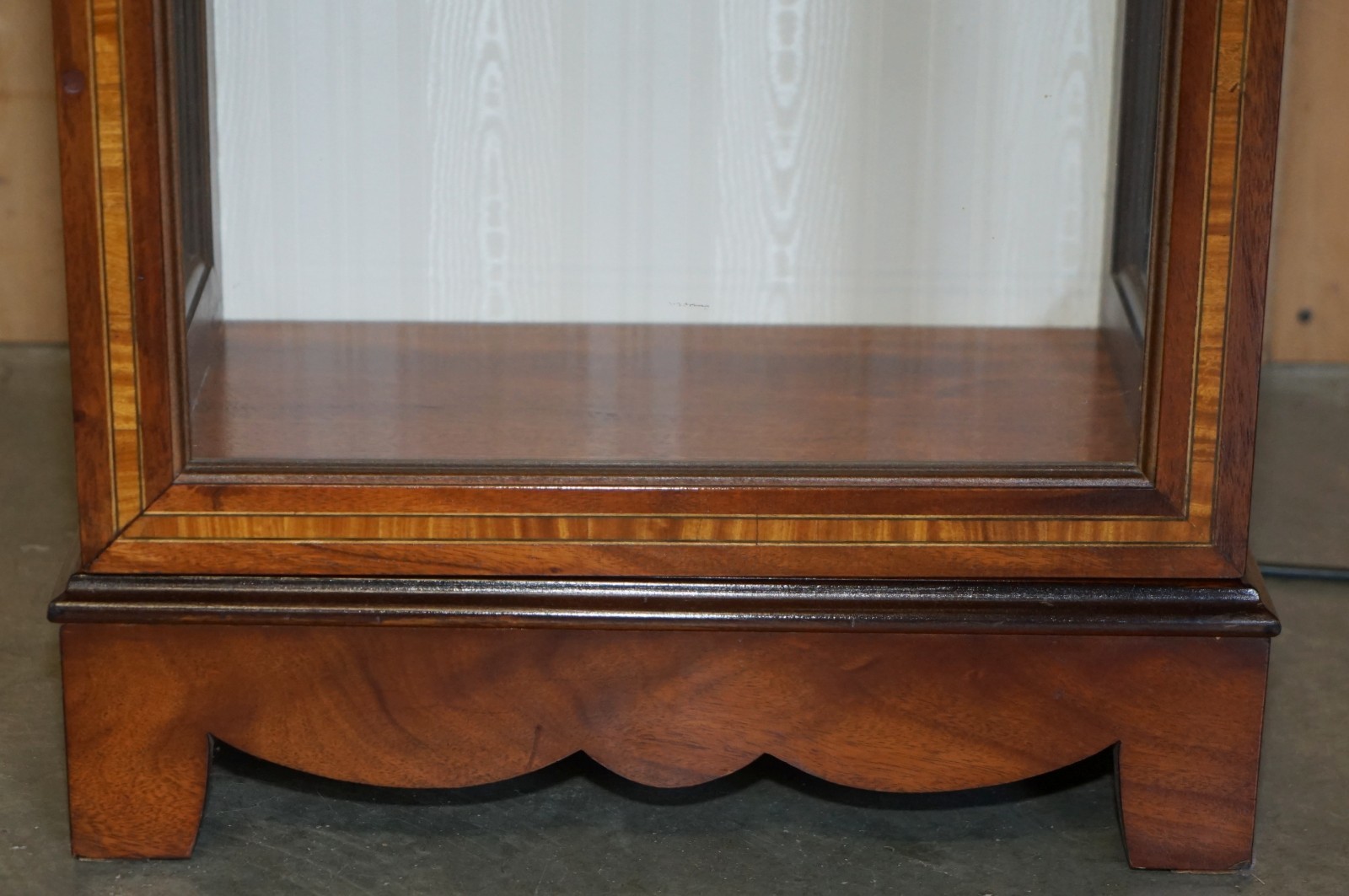 SUITE-OF-FIVE-SHERATON-REVIVIAL-LED-LIGHT-DISPLAY-CABINETS-WITH-GLASS-SHELVES-187691204691-8