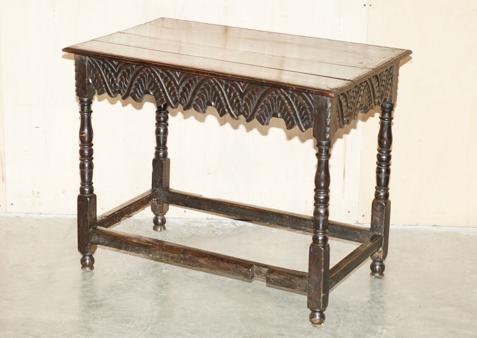 ANTIQUE ENGLISH 18TH CENTURY JACOBEAN CENTRE TABLE WITH ORNATELY CARVED APRON