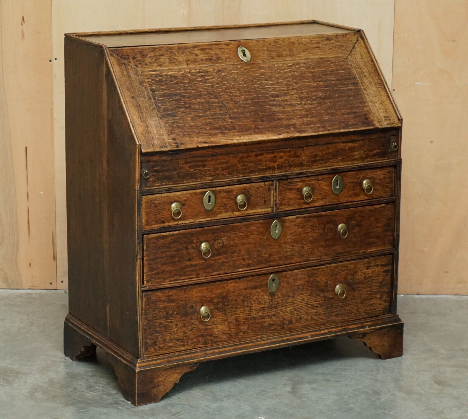 EXQUISITE EARLY GEORGIAN CIRCA 1760 WRITING BUREAU DESK WITH GREEN LEATHER TOP