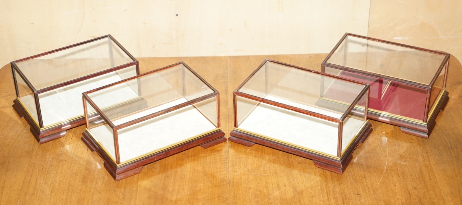 FOUR-VINTAGE-MAHOGANY-GLASS-TABLE-TOP-DISPLAY-CASES-FOR-TRINKETS-21X32X15CM-177369199952-2