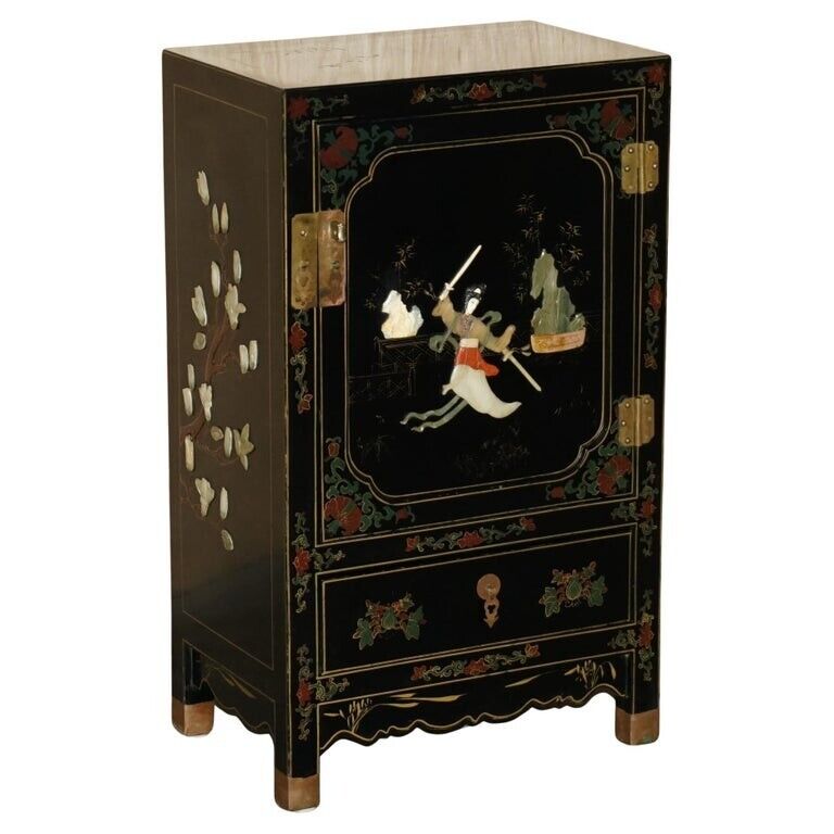 LOVELY VINTAGE CHINESE CHINOISERIE SAMURAI WARRIOR LACQUER SIDE CABINET SOAPSTON