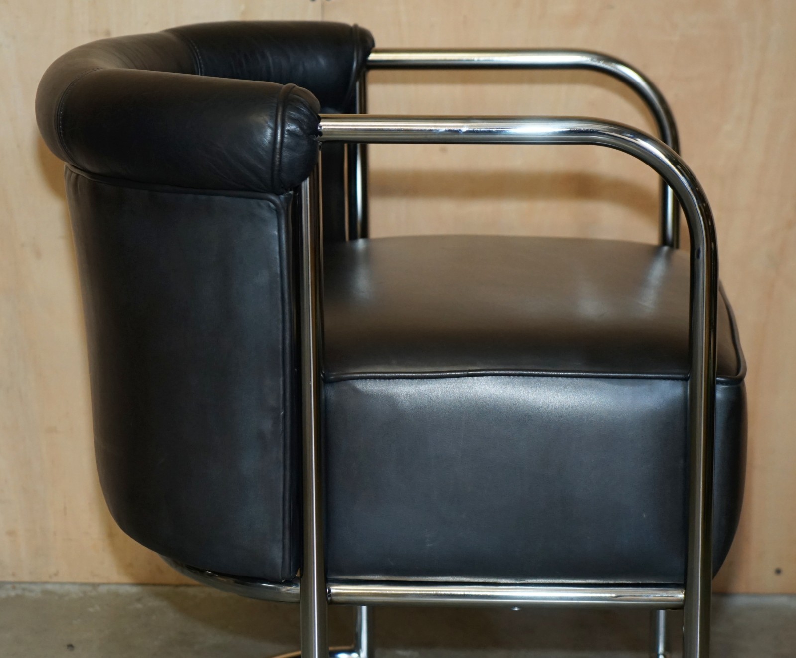 MODERNIST-PAIR-OF-RALPH-LAUREN-DESIGNER-BLACK-LEATHER-TUBULAR-CHROME-ARMCHAIRS-205810220322-11