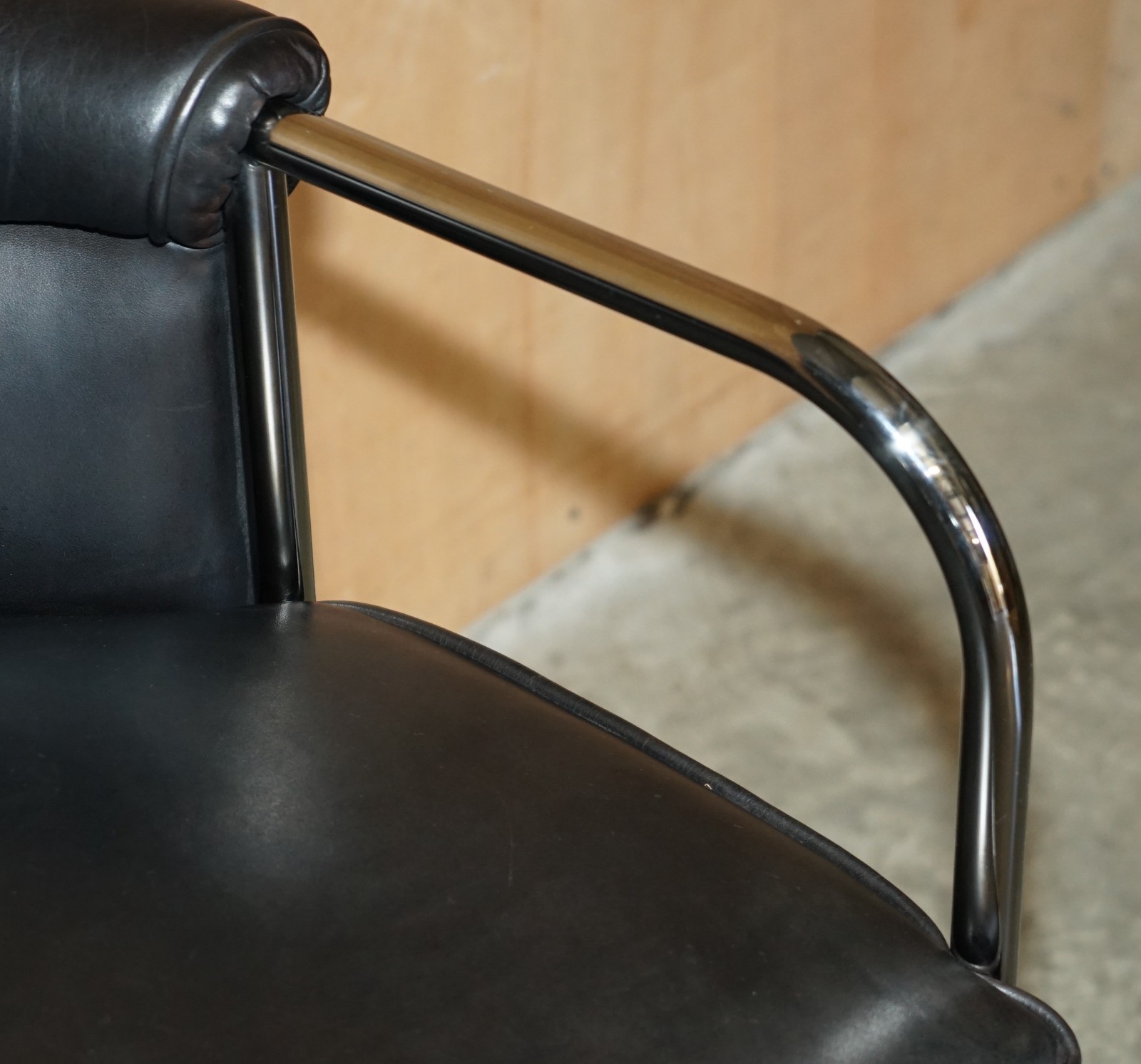 MODERNIST-PAIR-OF-RALPH-LAUREN-DESIGNER-BLACK-LEATHER-TUBULAR-CHROME-ARMCHAIRS-205810220322-21