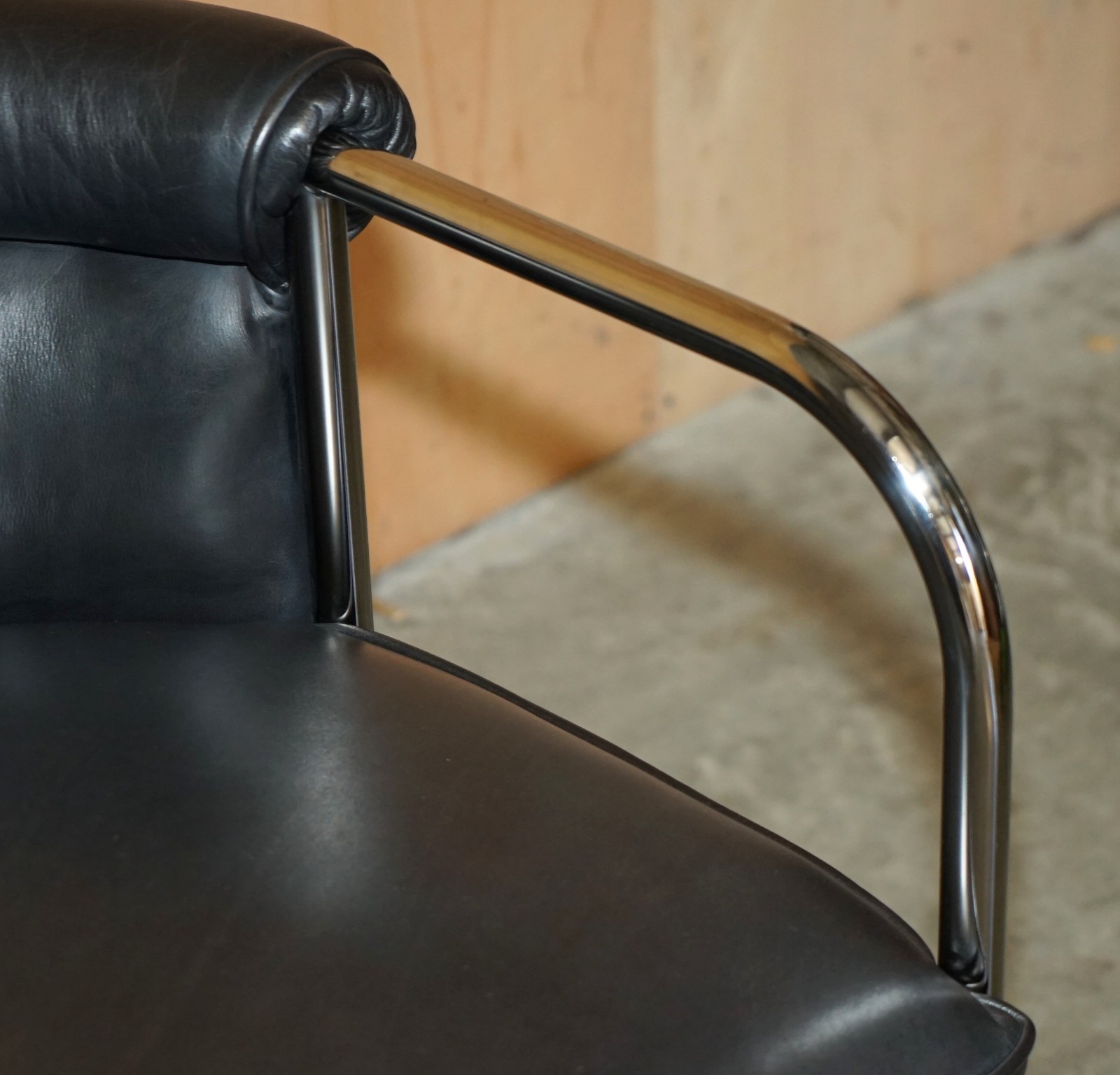 MODERNIST-PAIR-OF-RALPH-LAUREN-DESIGNER-BLACK-LEATHER-TUBULAR-CHROME-ARMCHAIRS-205810220322-8