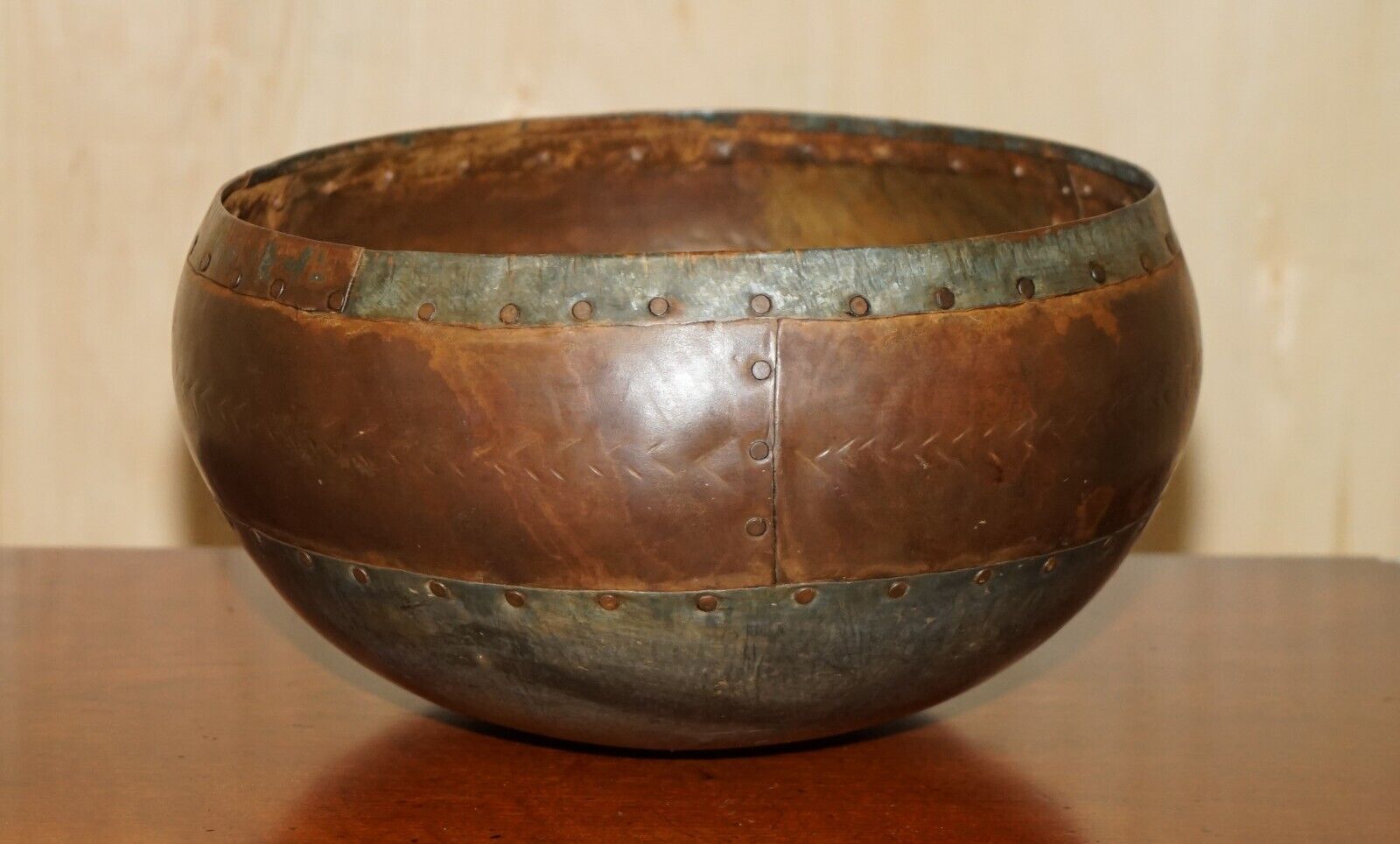 STUNNING ANTIQUE SUPER DECORATIVE HAND HAMMERED BOWL IDEAL FOR FRUIT OR PUNCH