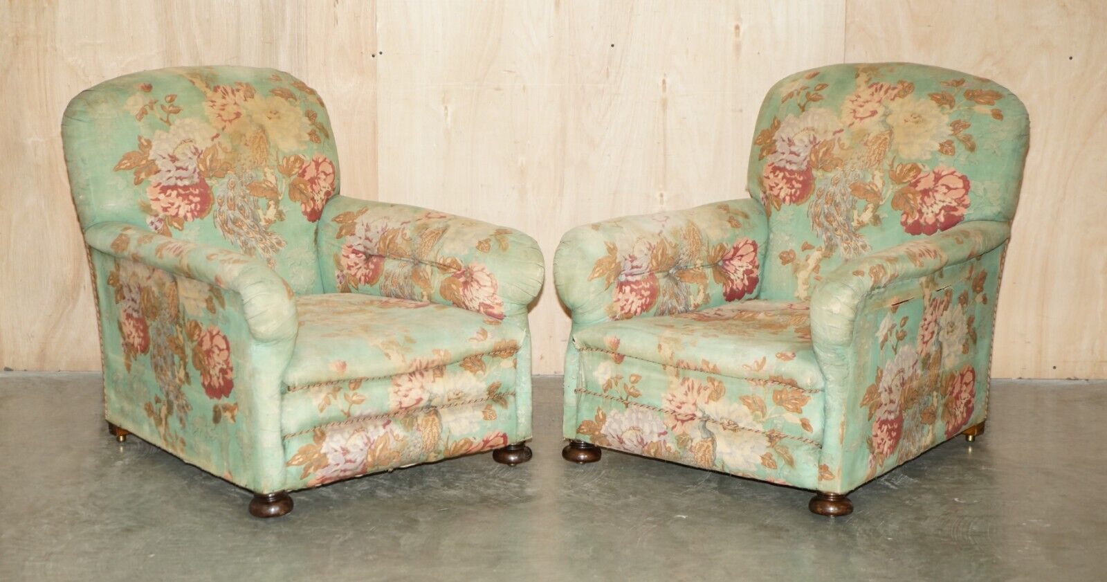 FINE PAIR OF ANTIQUE VICTORIAN MAPLE & CO HOWARD ENGLISH COUNTRY HOUSE ARMCHAIRS