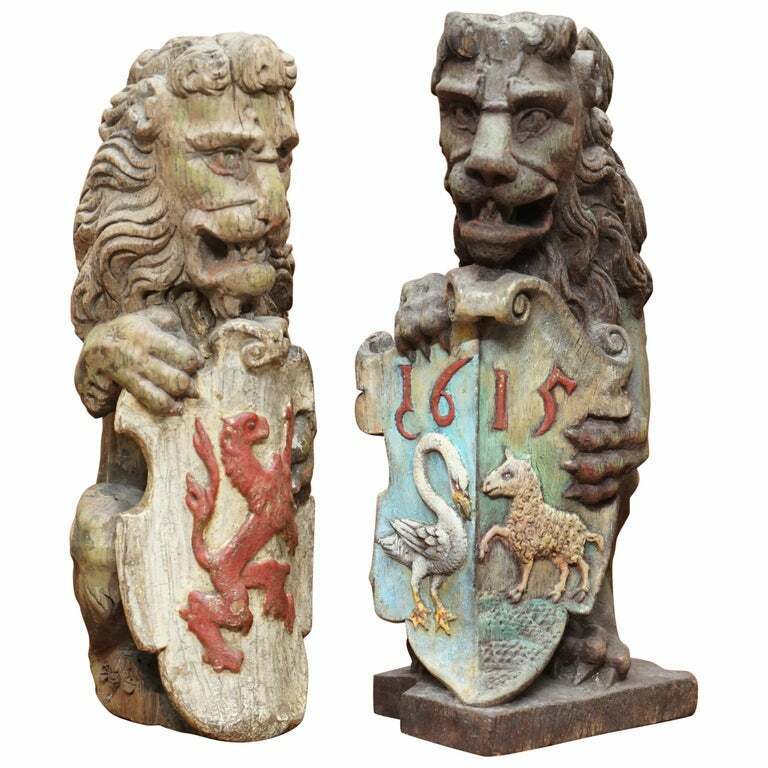 PAIR OF 1615 ENGLISH POLYCHROME PAINTED HERALDIC LION NEWEL BANISTERS FINIALS