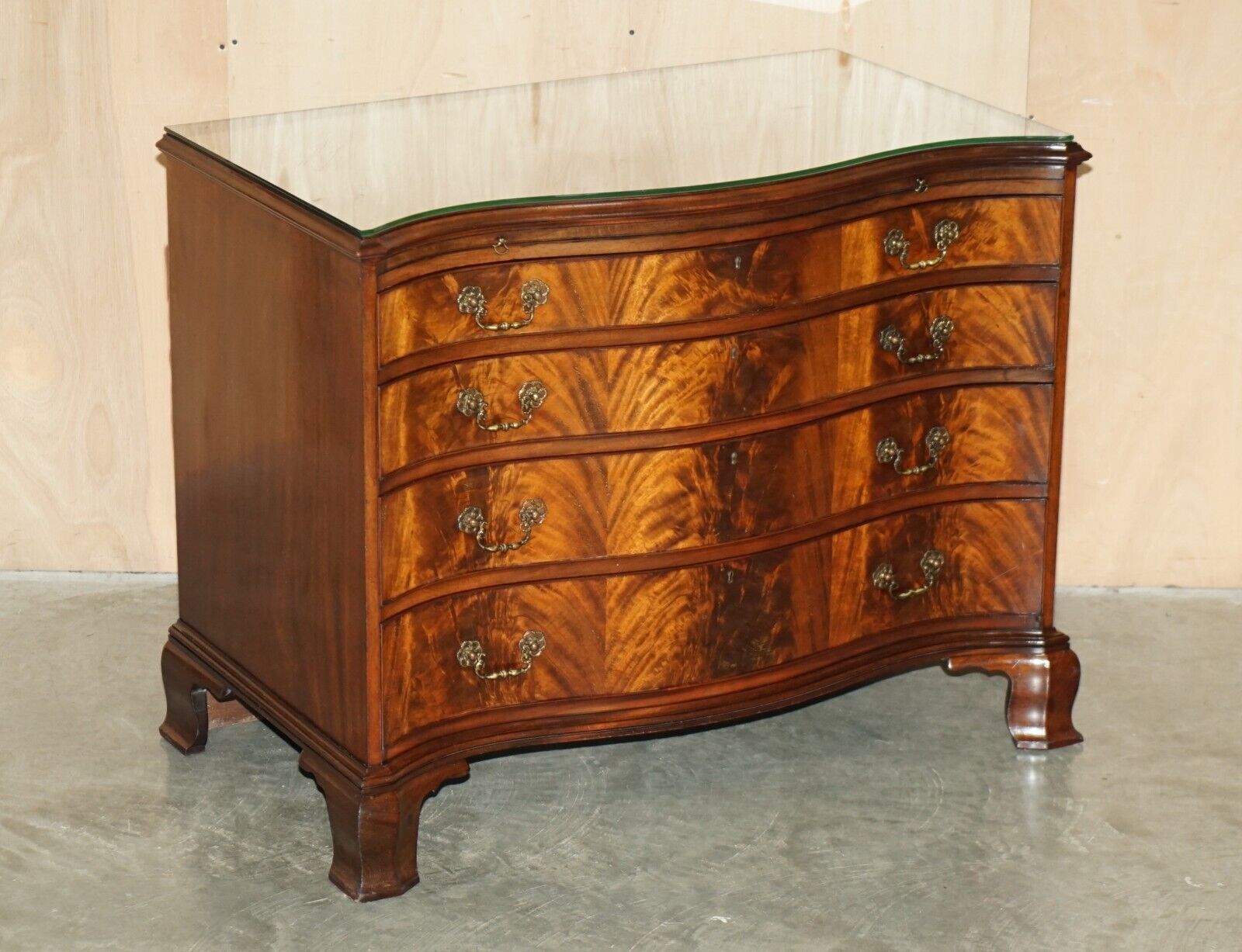 STUNNING FLAMED MAHOGANY HOWARD & SON'S SERPENTINE FRONTED CHEST OF DRAWERS
