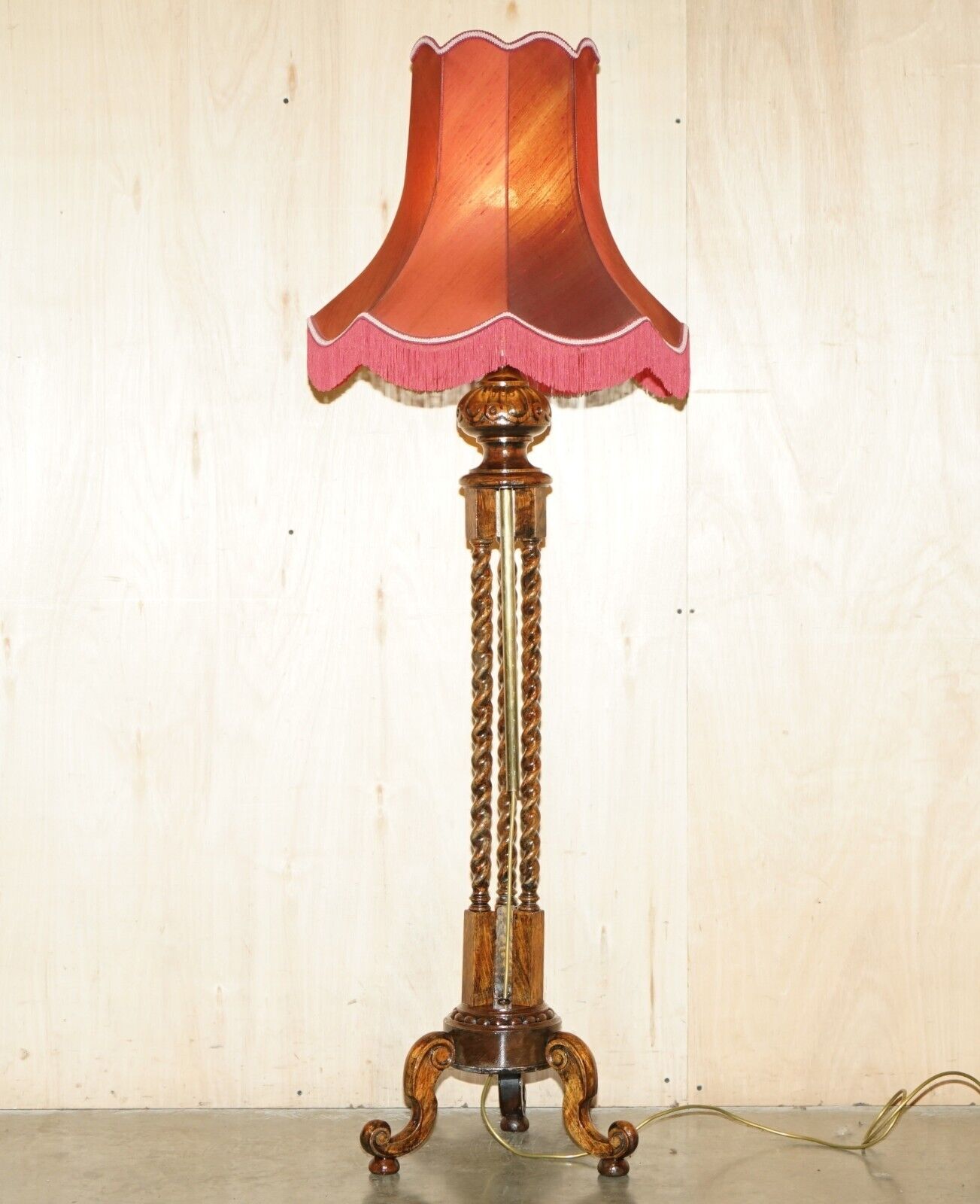 VICTORIAN WALNUT THREE PILLAR LARGE FLOOR STANDING LAMP THAT'S HEIGHT ADJUSTABLE