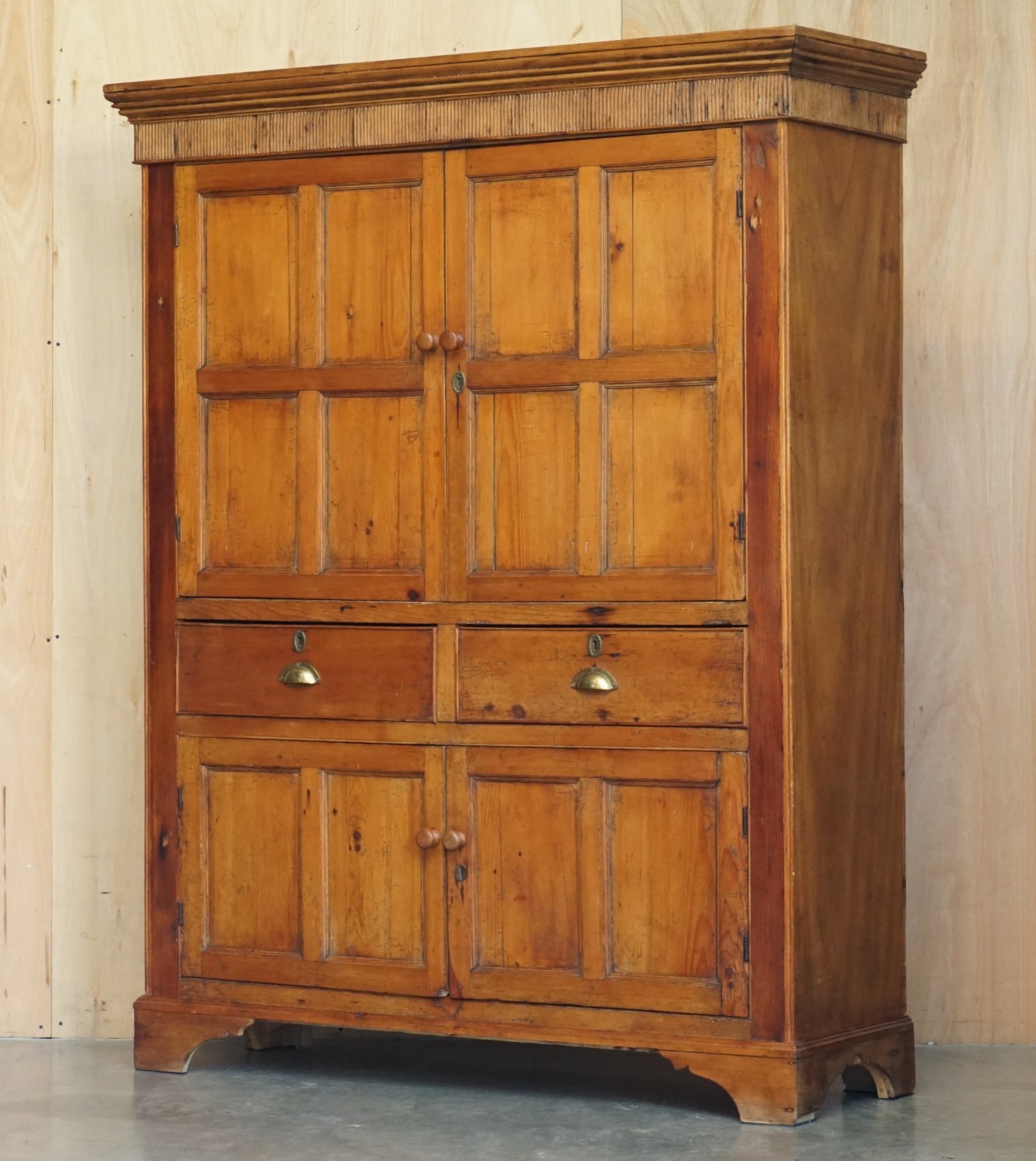 PERFECTLY-FORMED-ANTIQUE-GEORGIAN-CIRCA-1780-PANELLED-PINE-HOUSEKEEPERS-CUPBOARD-177526106054-2