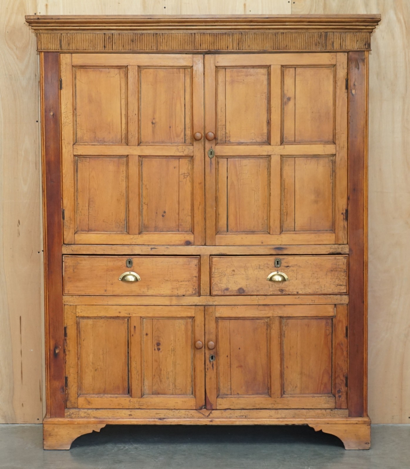 PERFECTLY-FORMED-ANTIQUE-GEORGIAN-CIRCA-1780-PANELLED-PINE-HOUSEKEEPERS-CUPBOARD-177526106054-3