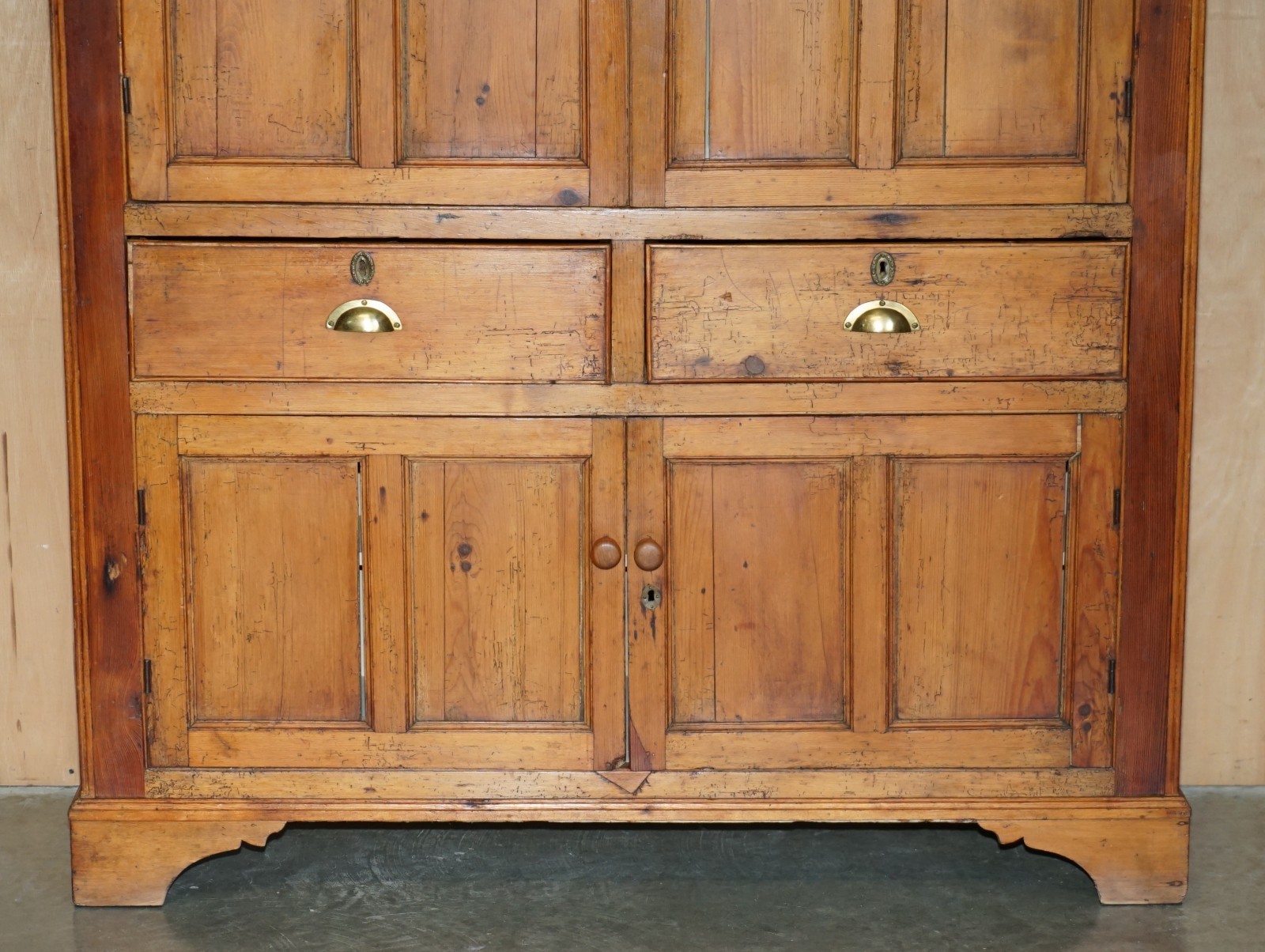 PERFECTLY-FORMED-ANTIQUE-GEORGIAN-CIRCA-1780-PANELLED-PINE-HOUSEKEEPERS-CUPBOARD-177526106054-4