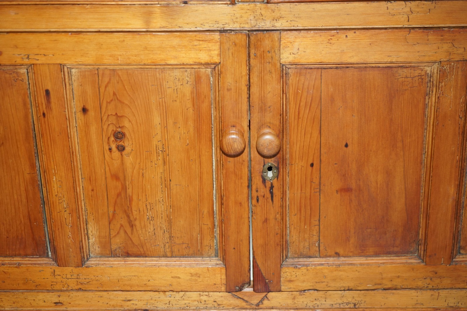 PERFECTLY-FORMED-ANTIQUE-GEORGIAN-CIRCA-1780-PANELLED-PINE-HOUSEKEEPERS-CUPBOARD-177526106054-8