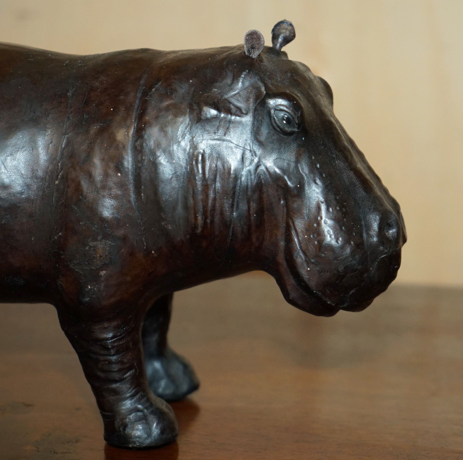 PAIR-OF-LIBERTYS-OMERSA-MOTHER-CALF-LEATHER-HIPPOPOTAMUS-FOOTSTOOL-HIPPOS-177417005635-15