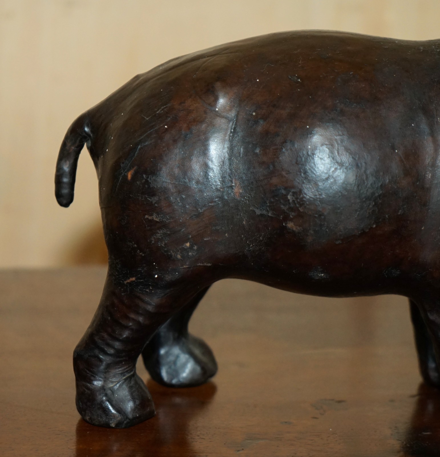 PAIR-OF-LIBERTYS-OMERSA-MOTHER-CALF-LEATHER-HIPPOPOTAMUS-FOOTSTOOL-HIPPOS-177417005635-16