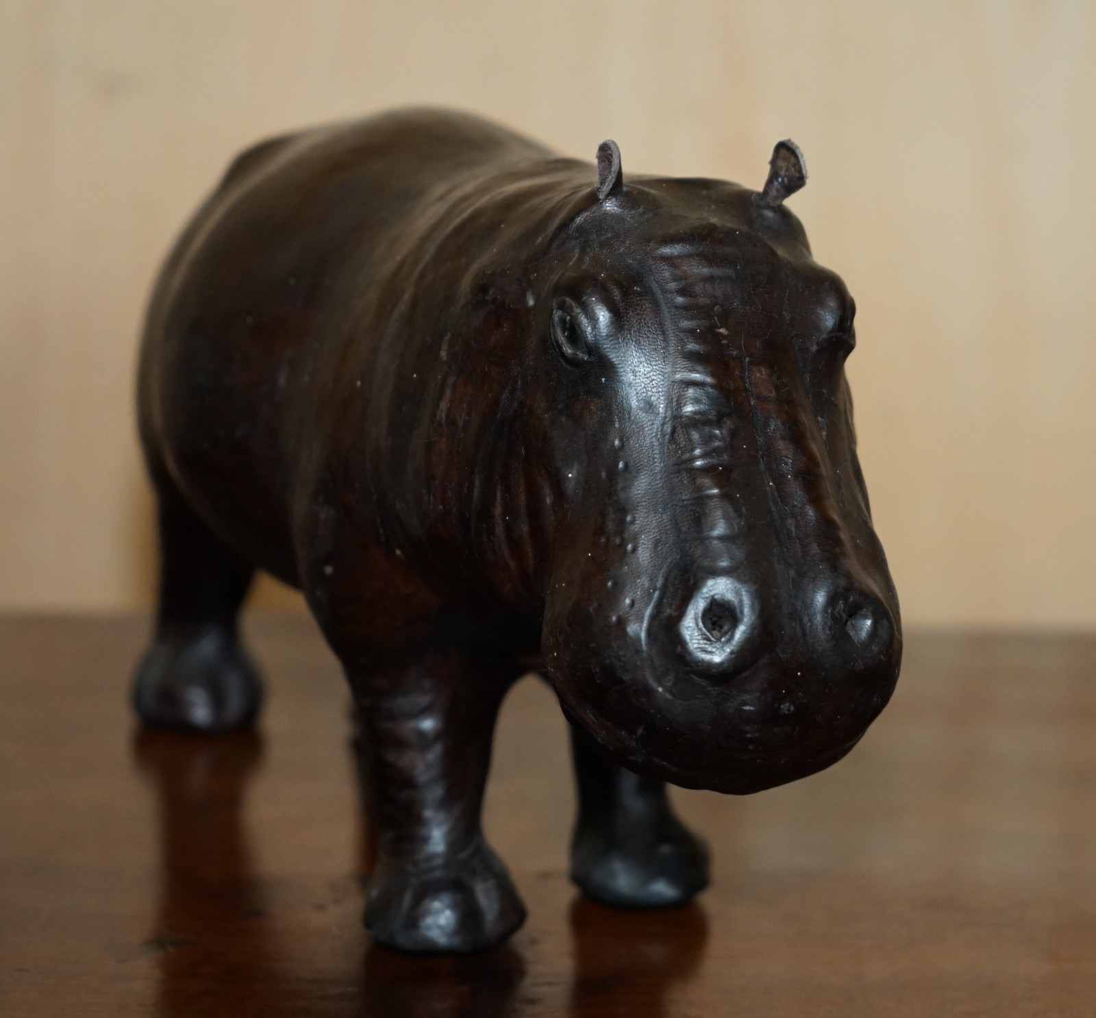 PAIR-OF-LIBERTYS-OMERSA-MOTHER-CALF-LEATHER-HIPPOPOTAMUS-FOOTSTOOL-HIPPOS-177417005635-18