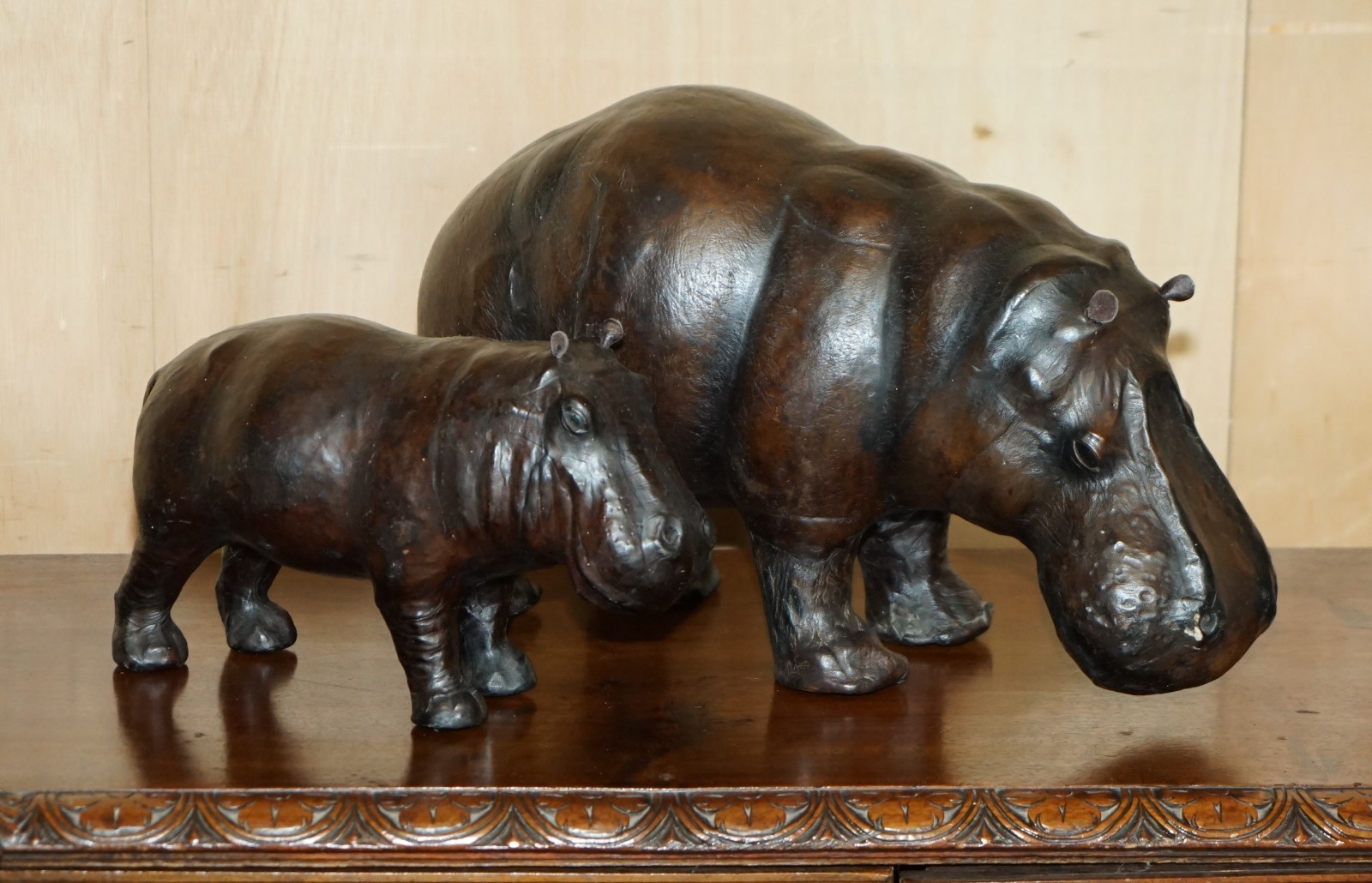 PAIR-OF-LIBERTYS-OMERSA-MOTHER-CALF-LEATHER-HIPPOPOTAMUS-FOOTSTOOL-HIPPOS-177417005635-2