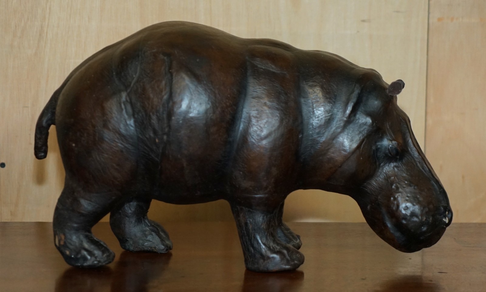 PAIR-OF-LIBERTYS-OMERSA-MOTHER-CALF-LEATHER-HIPPOPOTAMUS-FOOTSTOOL-HIPPOS-177417005635-4