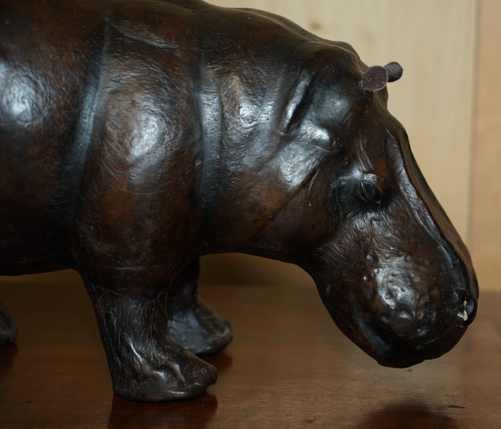 PAIR-OF-LIBERTYS-OMERSA-MOTHER-CALF-LEATHER-HIPPOPOTAMUS-FOOTSTOOL-HIPPOS-177417005635-5