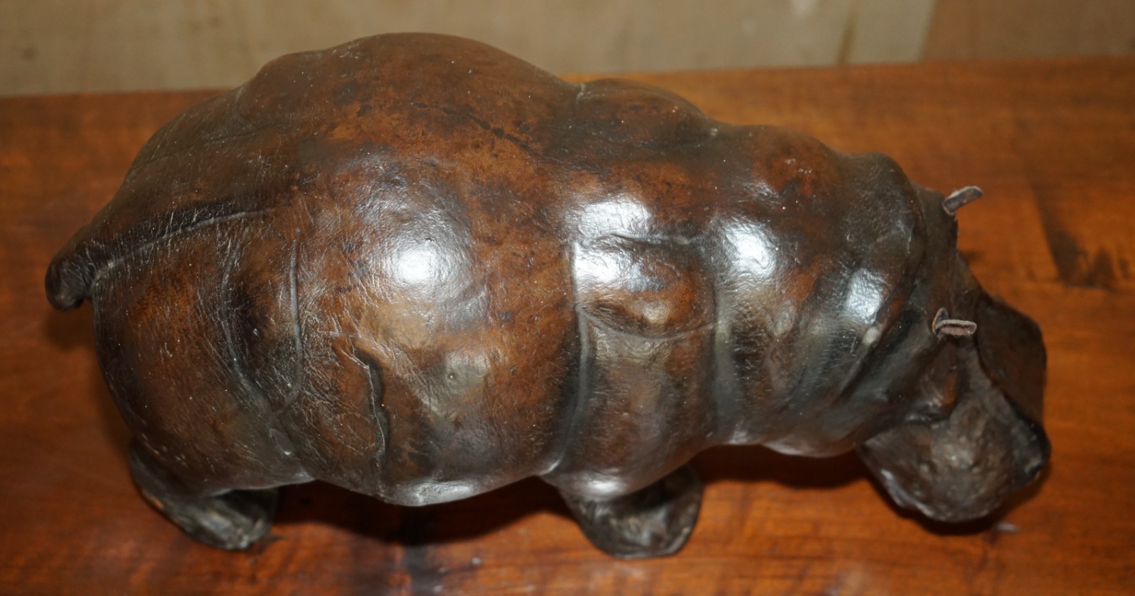 PAIR-OF-LIBERTYS-OMERSA-MOTHER-CALF-LEATHER-HIPPOPOTAMUS-FOOTSTOOL-HIPPOS-177417005635-6