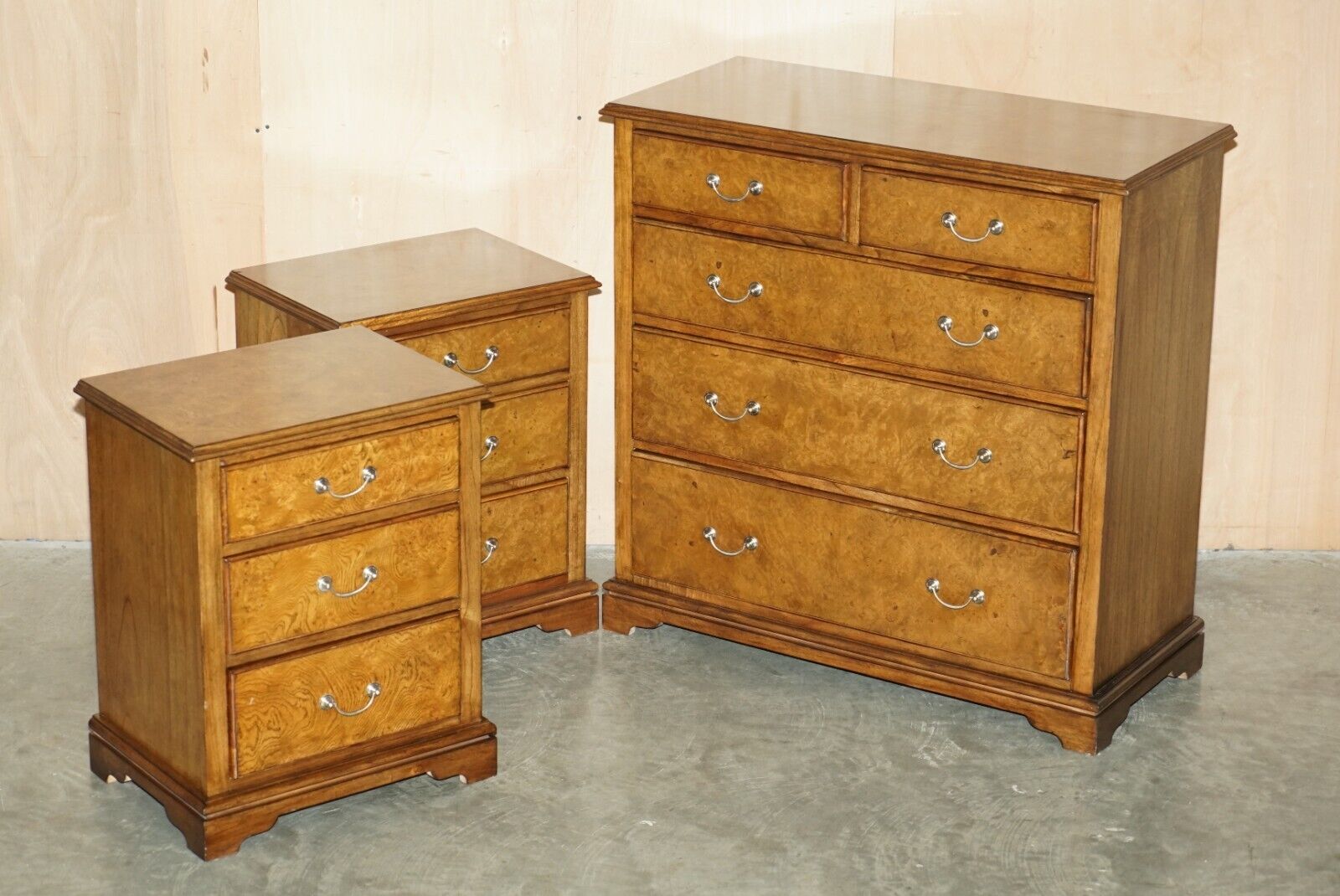 SUITE OF BURR ELM BEDROOM CHEST OF DRAWERS & PAIR OF BEDSIDE TABLE NIGHTSTANDS