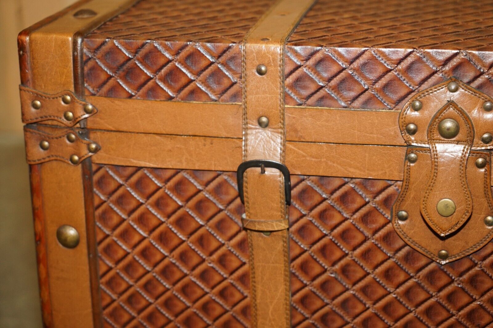 VINTAGE-BROWN-LEATHER-STORAGE-TRUNK-COFFEE-COCKTAIL-TABLE-OTTOMAN-LOVELY-PATINA-205009862175-10