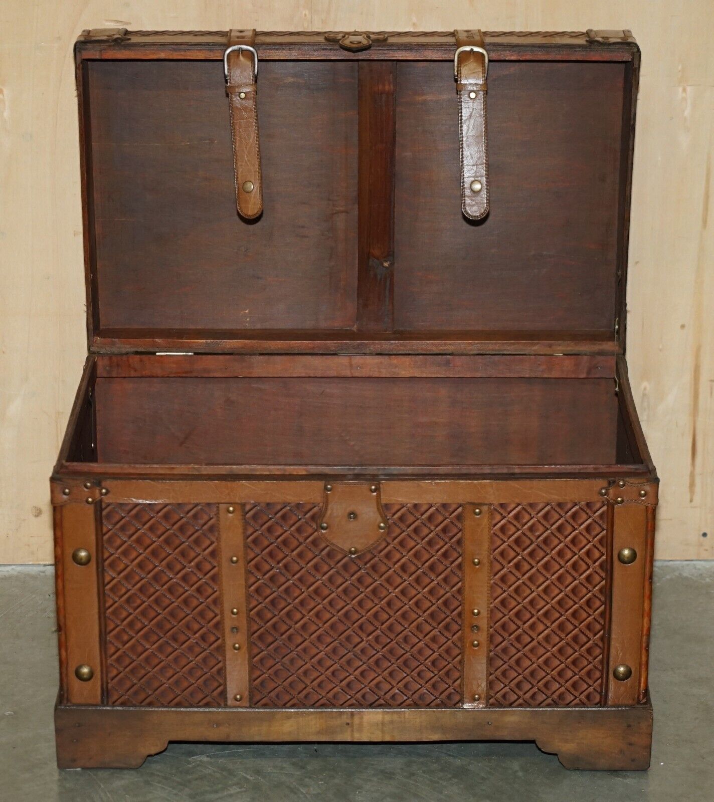 VINTAGE-BROWN-LEATHER-STORAGE-TRUNK-COFFEE-COCKTAIL-TABLE-OTTOMAN-LOVELY-PATINA-205009862175-15