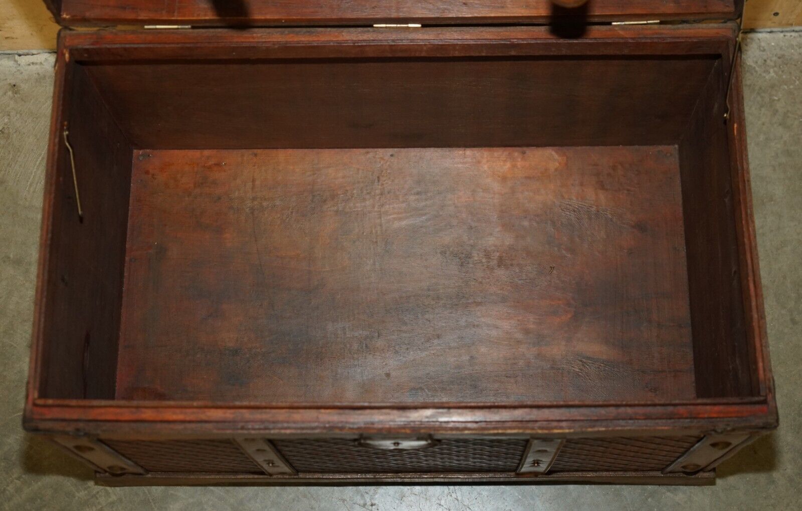 VINTAGE-BROWN-LEATHER-STORAGE-TRUNK-COFFEE-COCKTAIL-TABLE-OTTOMAN-LOVELY-PATINA-205009862175-16