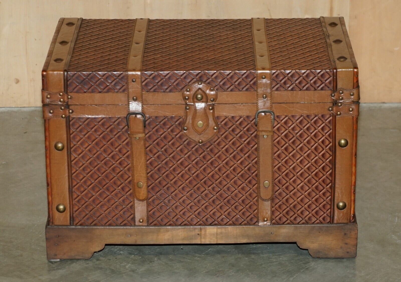 VINTAGE-BROWN-LEATHER-STORAGE-TRUNK-COFFEE-COCKTAIL-TABLE-OTTOMAN-LOVELY-PATINA-205009862175-2