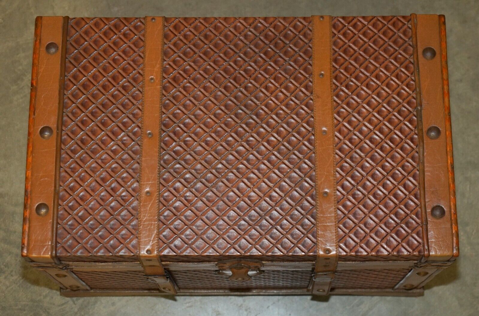 VINTAGE-BROWN-LEATHER-STORAGE-TRUNK-COFFEE-COCKTAIL-TABLE-OTTOMAN-LOVELY-PATINA-205009862175-3