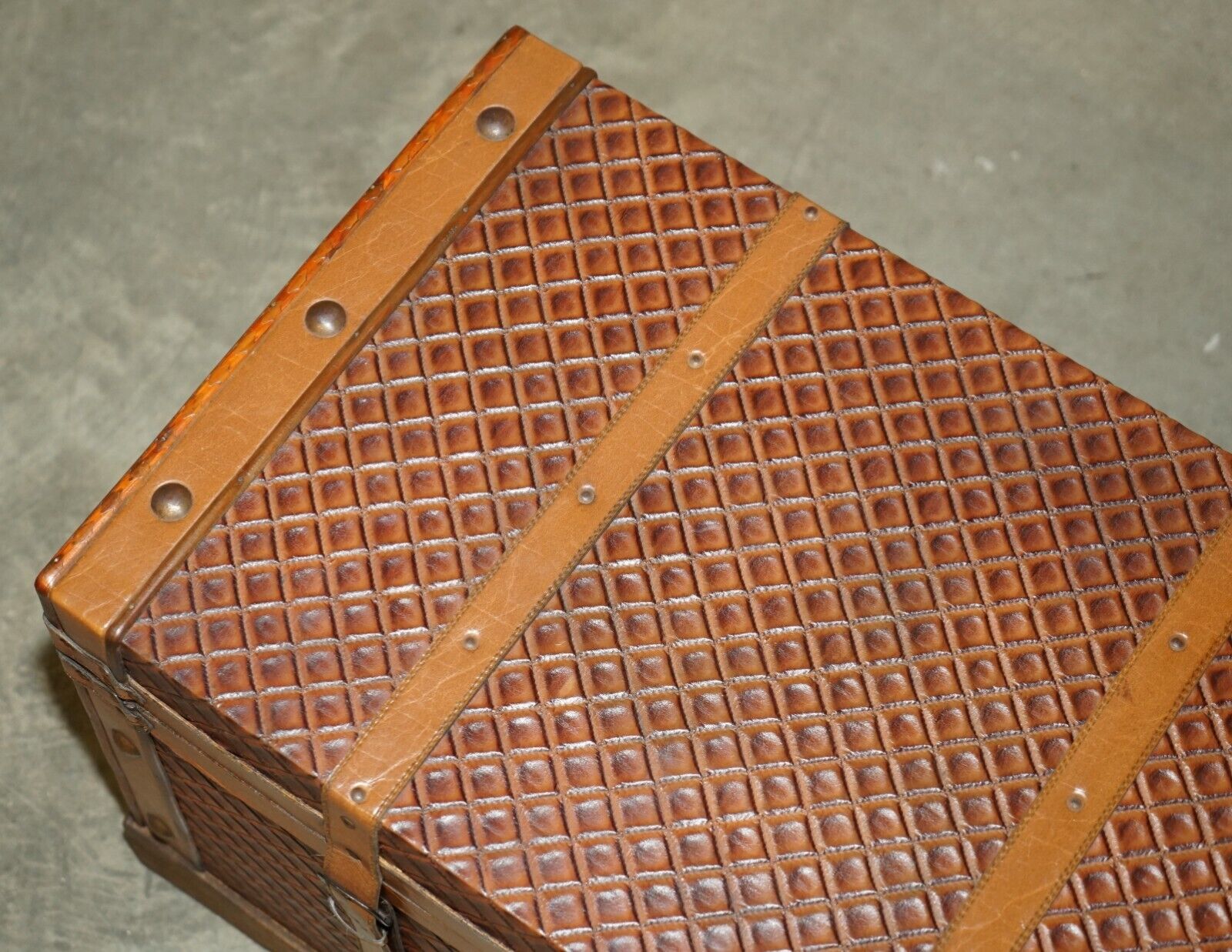 VINTAGE-BROWN-LEATHER-STORAGE-TRUNK-COFFEE-COCKTAIL-TABLE-OTTOMAN-LOVELY-PATINA-205009862175-4