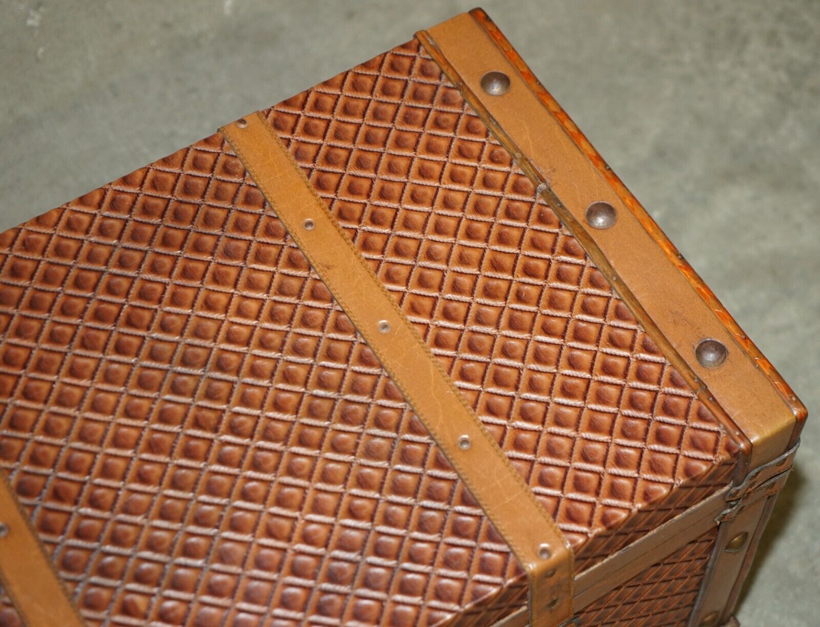 VINTAGE-BROWN-LEATHER-STORAGE-TRUNK-COFFEE-COCKTAIL-TABLE-OTTOMAN-LOVELY-PATINA-205009862175-6