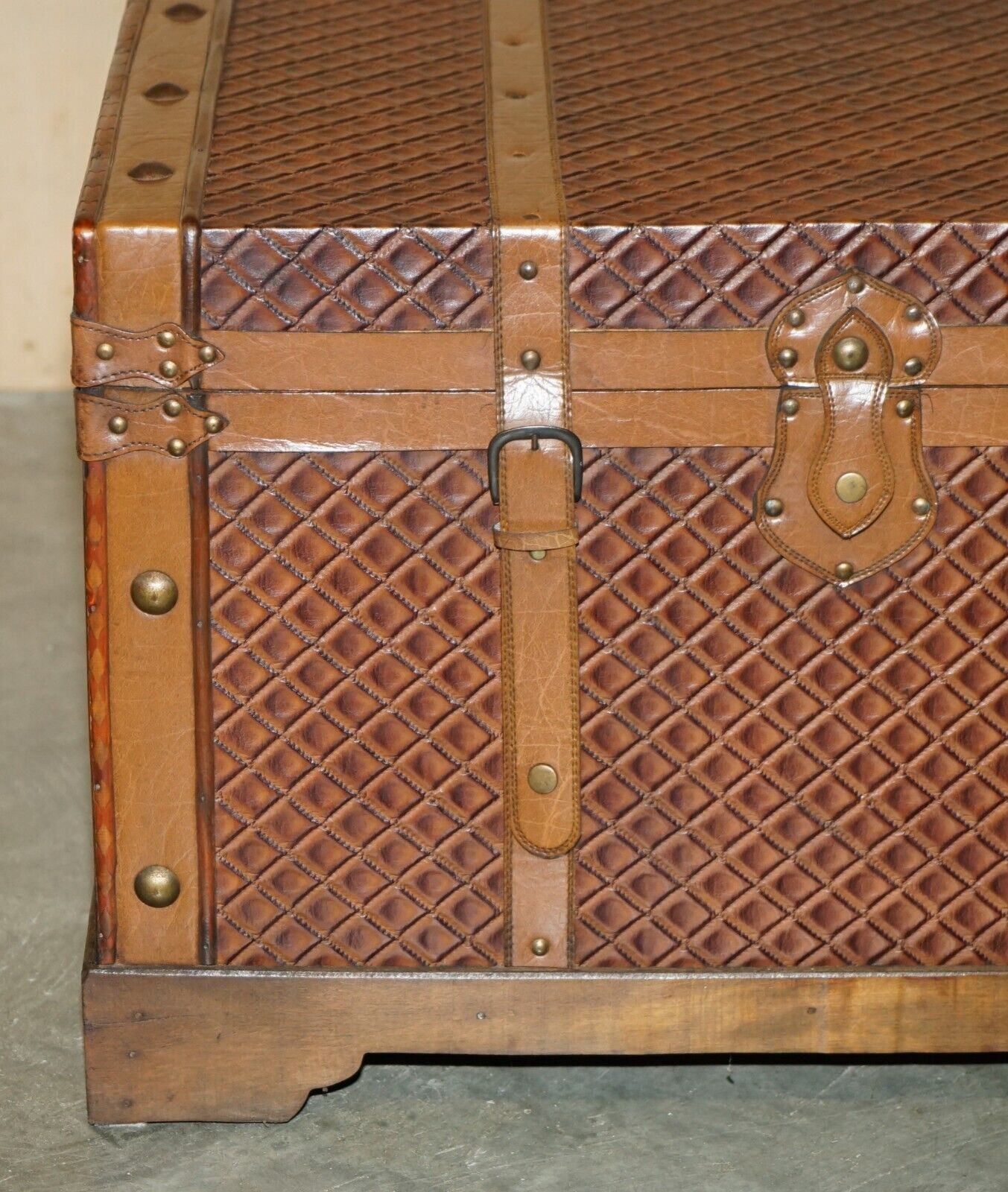 VINTAGE-BROWN-LEATHER-STORAGE-TRUNK-COFFEE-COCKTAIL-TABLE-OTTOMAN-LOVELY-PATINA-205009862175-7