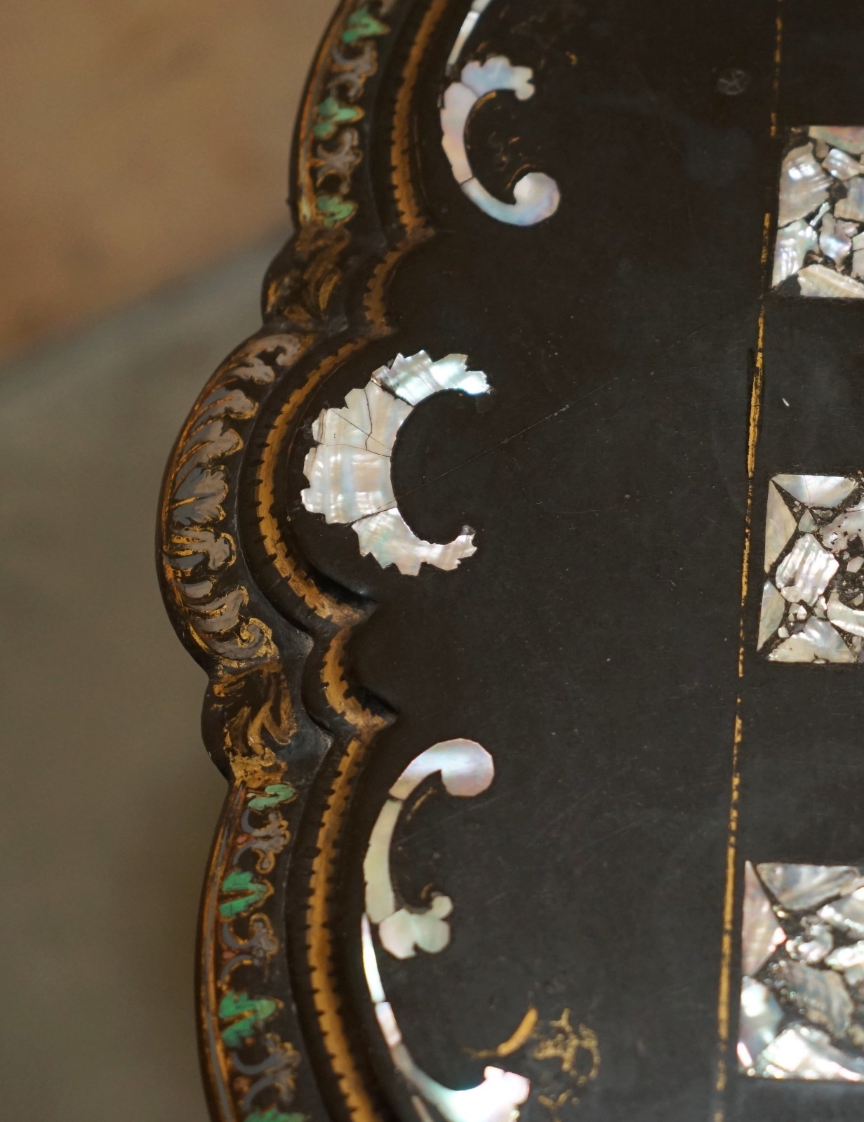 ANTIQUE-VICTORIAN-1860-BLACK-LACQUER-MOTHER-OF-PEARL-CHESS-TILT-TOP-GAMES-TABLE-187687763486-10