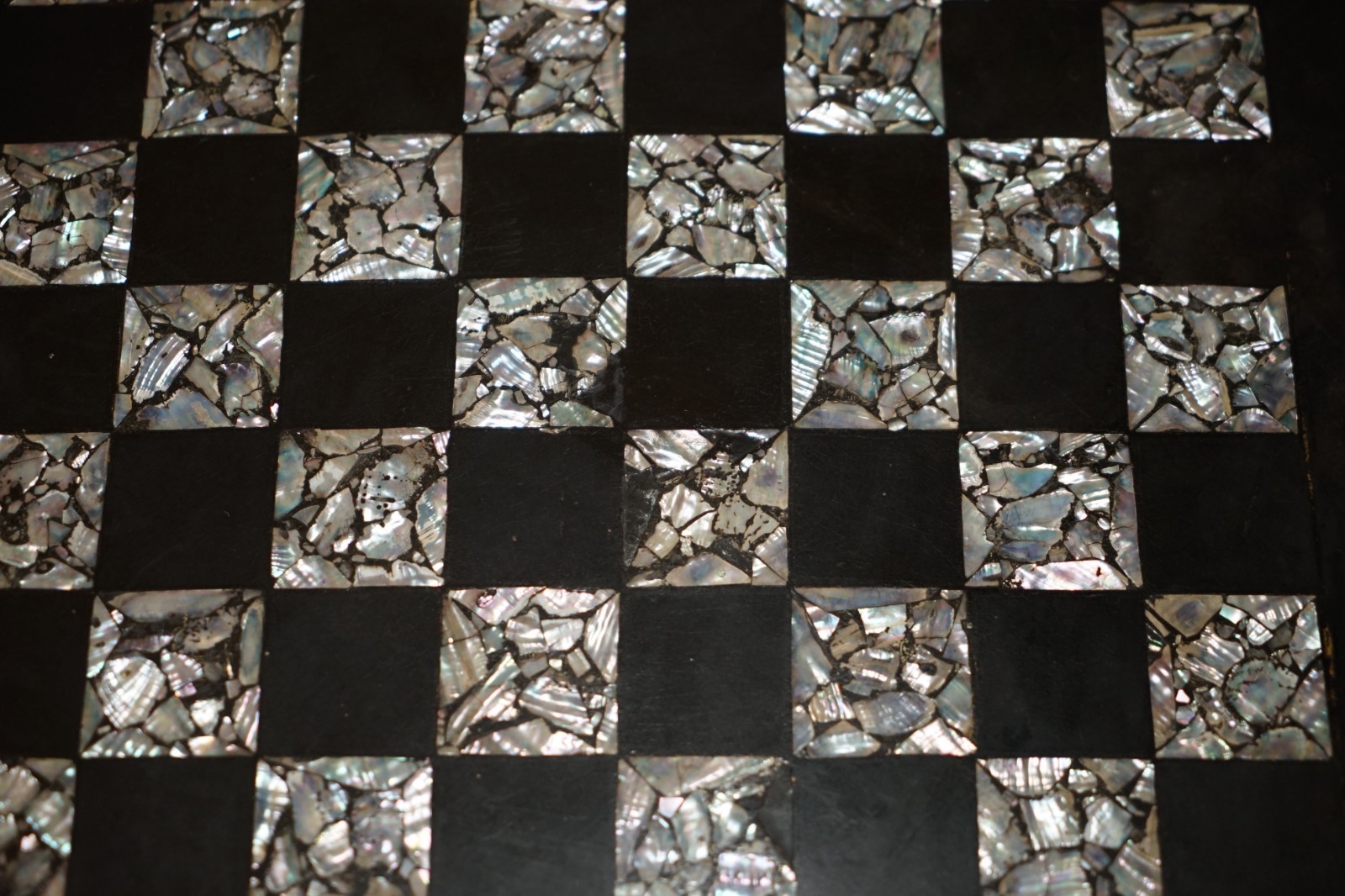 ANTIQUE-VICTORIAN-1860-BLACK-LACQUER-MOTHER-OF-PEARL-CHESS-TILT-TOP-GAMES-TABLE-187687763486-12