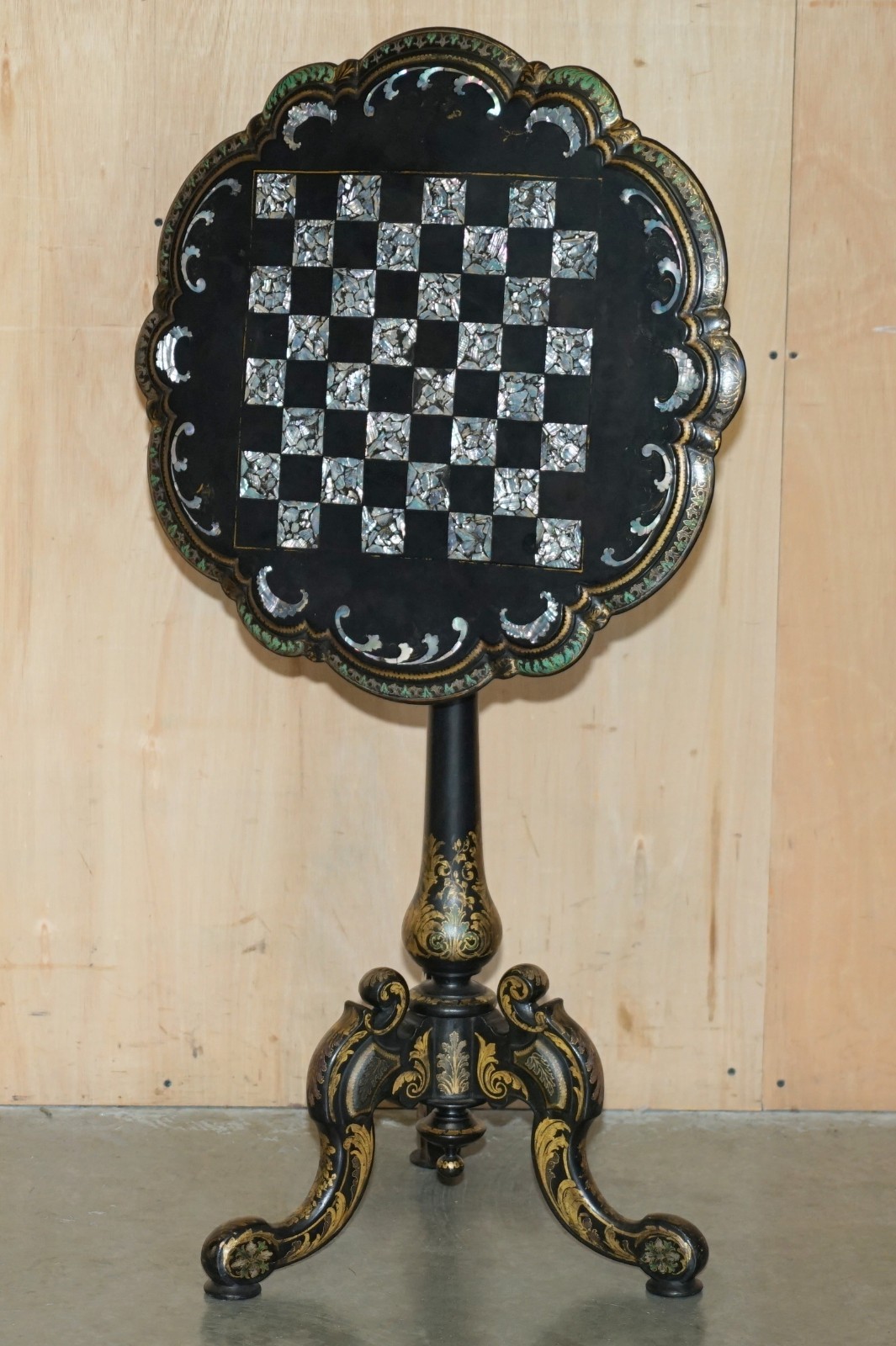 ANTIQUE-VICTORIAN-1860-BLACK-LACQUER-MOTHER-OF-PEARL-CHESS-TILT-TOP-GAMES-TABLE-187687763486-18