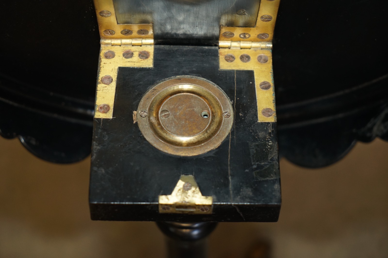 ANTIQUE-VICTORIAN-1860-BLACK-LACQUER-MOTHER-OF-PEARL-CHESS-TILT-TOP-GAMES-TABLE-187687763486-24