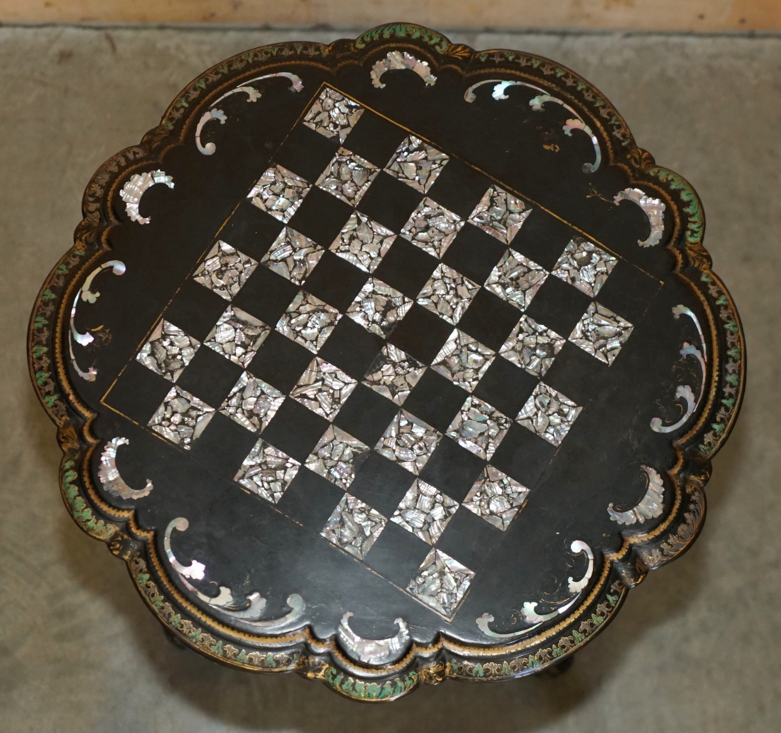 ANTIQUE-VICTORIAN-1860-BLACK-LACQUER-MOTHER-OF-PEARL-CHESS-TILT-TOP-GAMES-TABLE-187687763486-3