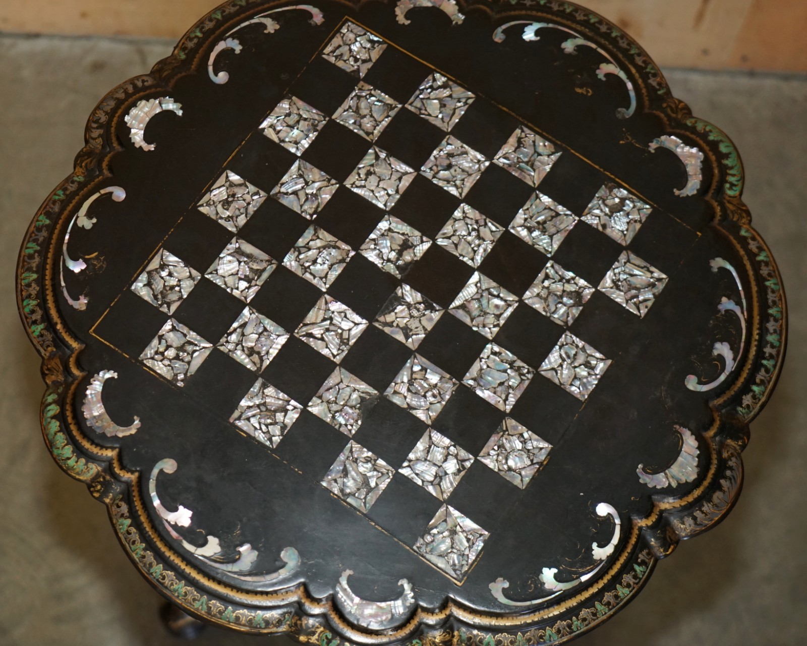 ANTIQUE-VICTORIAN-1860-BLACK-LACQUER-MOTHER-OF-PEARL-CHESS-TILT-TOP-GAMES-TABLE-187687763486-4